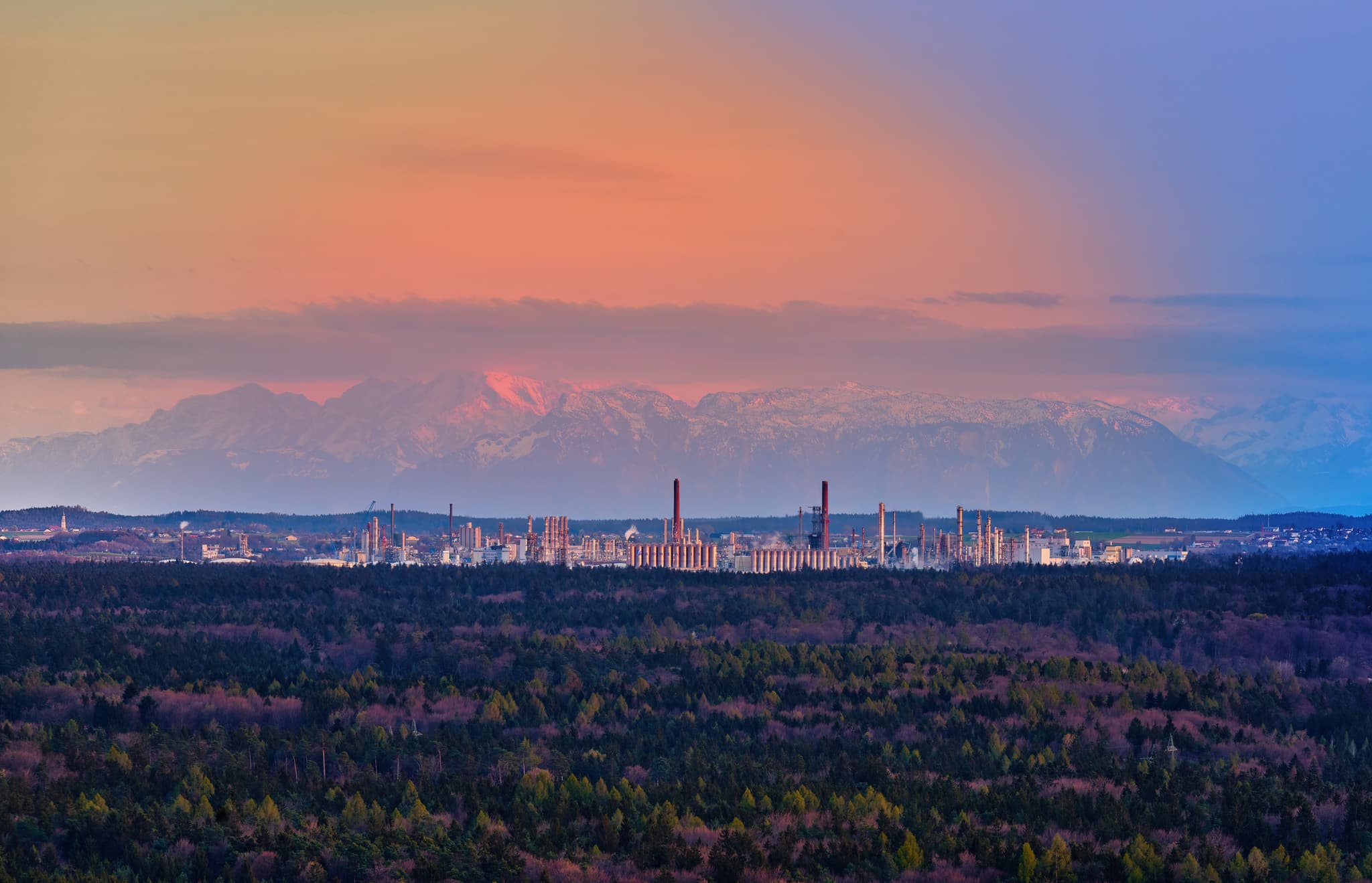 Industrieaufnahme von Leonberg mit Blick auf die Alpen im Hintergrund, Landkreis Altötting, Oberbayern, Südostbayern, Deutschland.