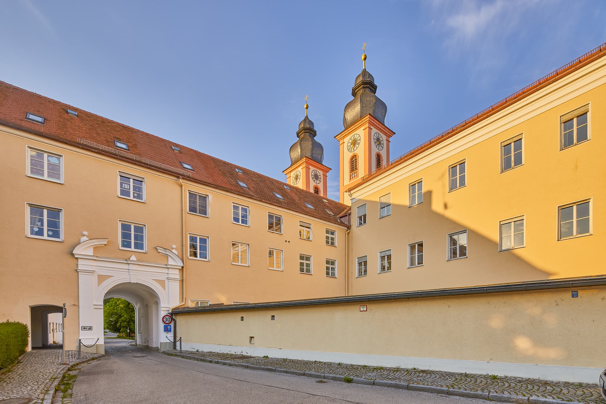 Die beeindruckende Klosterkirche Au in Gars am Inn, Mühldorf am Inn, Oberbayern, Deutschland. Historische Architektur im Herzen der Inn-Salzach Region.