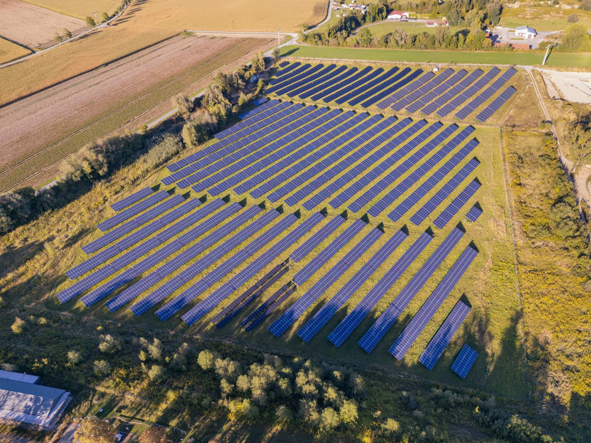 PV-Freiflächenanlage hinter Naturium bei Ering am Inn, Landkreis Rottal-Inn, Niederbayern, Deutschland. Sie liegt inmitten ländlicher Felder im Bäderdreieck.