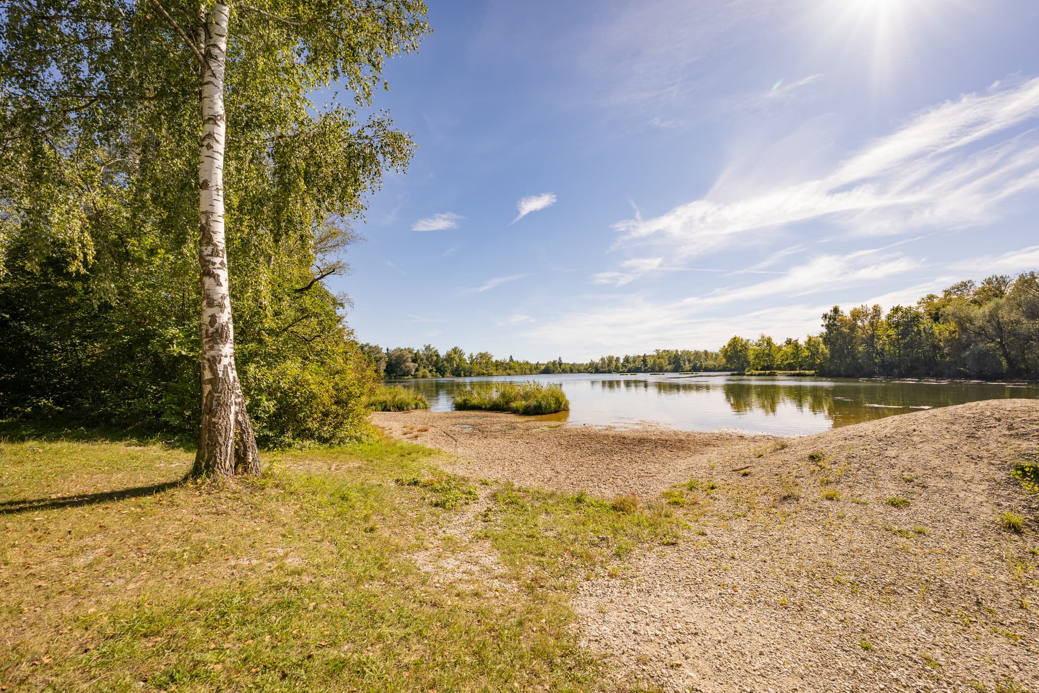 Idyllischer Badesee bei Waldsee Lago Sommer in Kirchdorf am Inn. Landkreis Rottal-Inn, Niederbayern, Region Bäderdreieck. Naturlandschaft in Deutschland.
