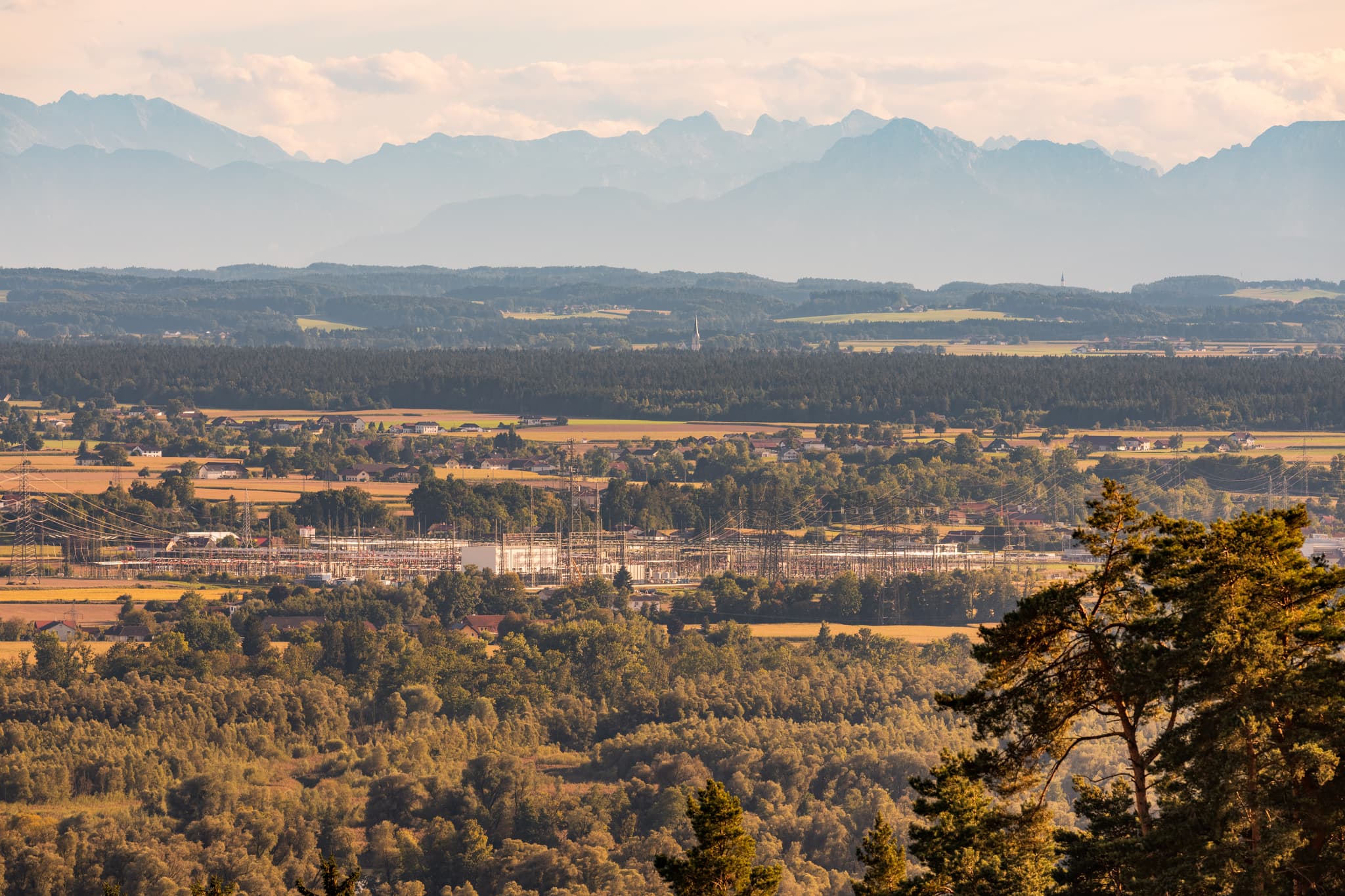 Aussicht von Bertenöder Kapelle, Stubenberg, Rottal-Inn, Niederbayern, Deutschland. Landschaft im Holzland, Siedlungen. Weitblick bis zu den Alpen.