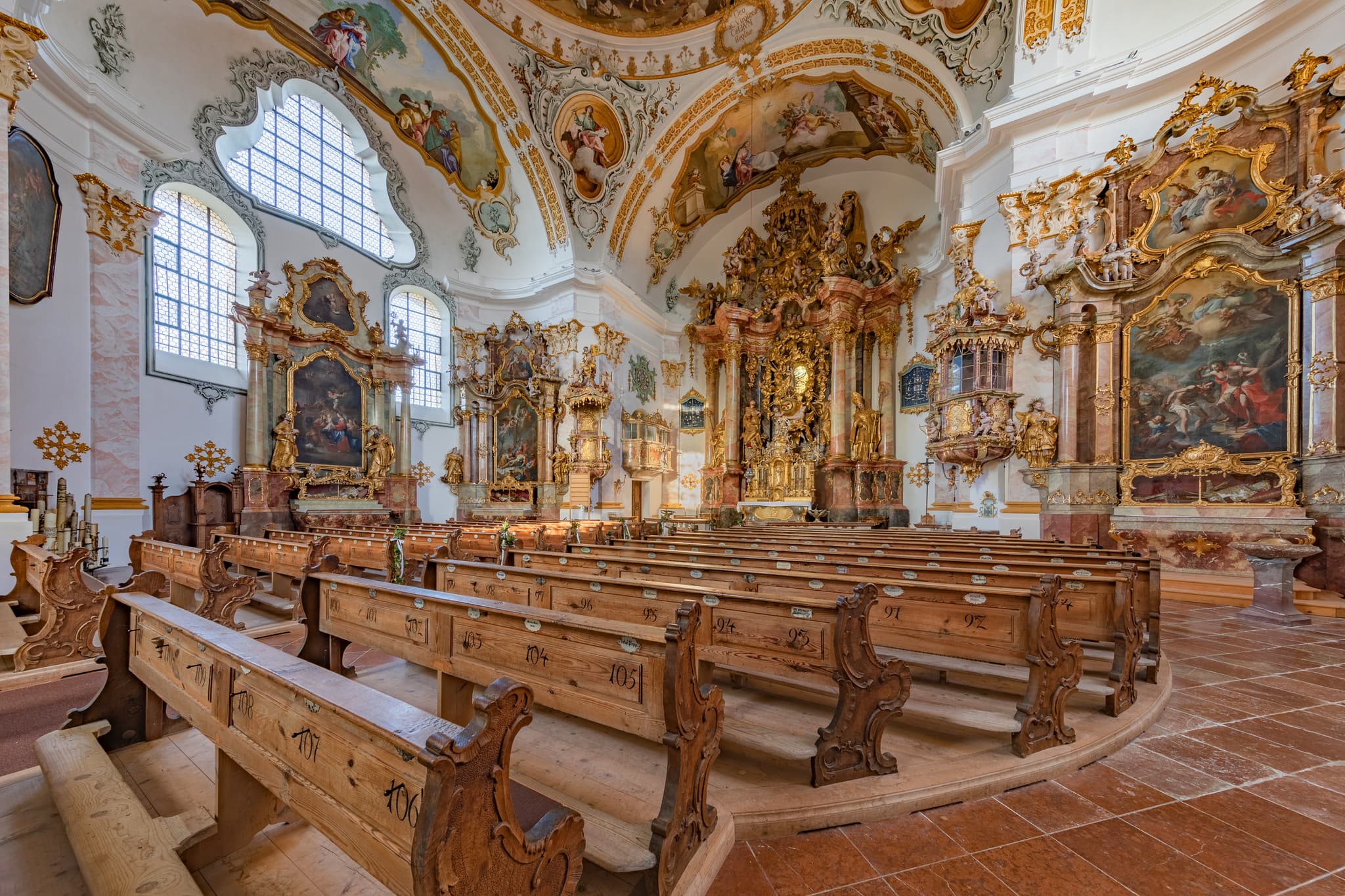 Kirche Mariä Himmelfahrt, Barocker Kircheninnenraum Marienberg in Burghausen, Altötting, Oberbayern. Zeigt reich verzierte Altäre, Fresken und Gestühl.