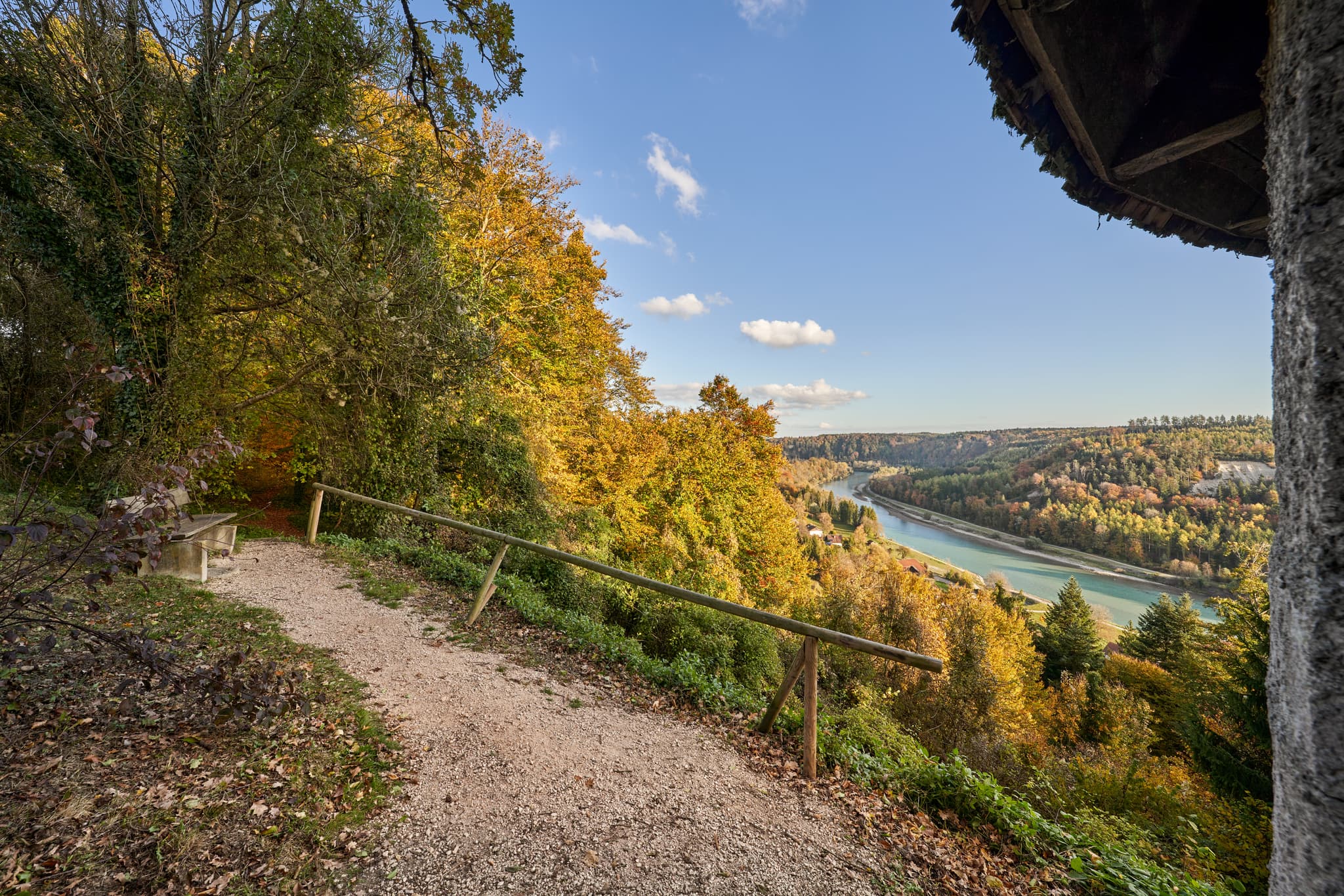 Blick vom Salzachblick Pirach bei Burgkirchen im Landkreis Altötting, Oberbayern, Inn-Salzach, Deutschland. Flusslandschaft im Herbst mit farbigen Wäldern.