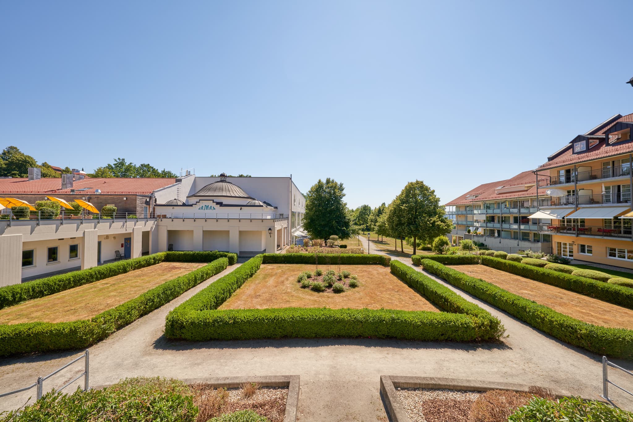Kurplatz der Therme in Bad Griesbach im Landkreis Passau, Niederbayern. Eine schöne Ansicht des Kurortes in der Region Rottal, Deutschland.