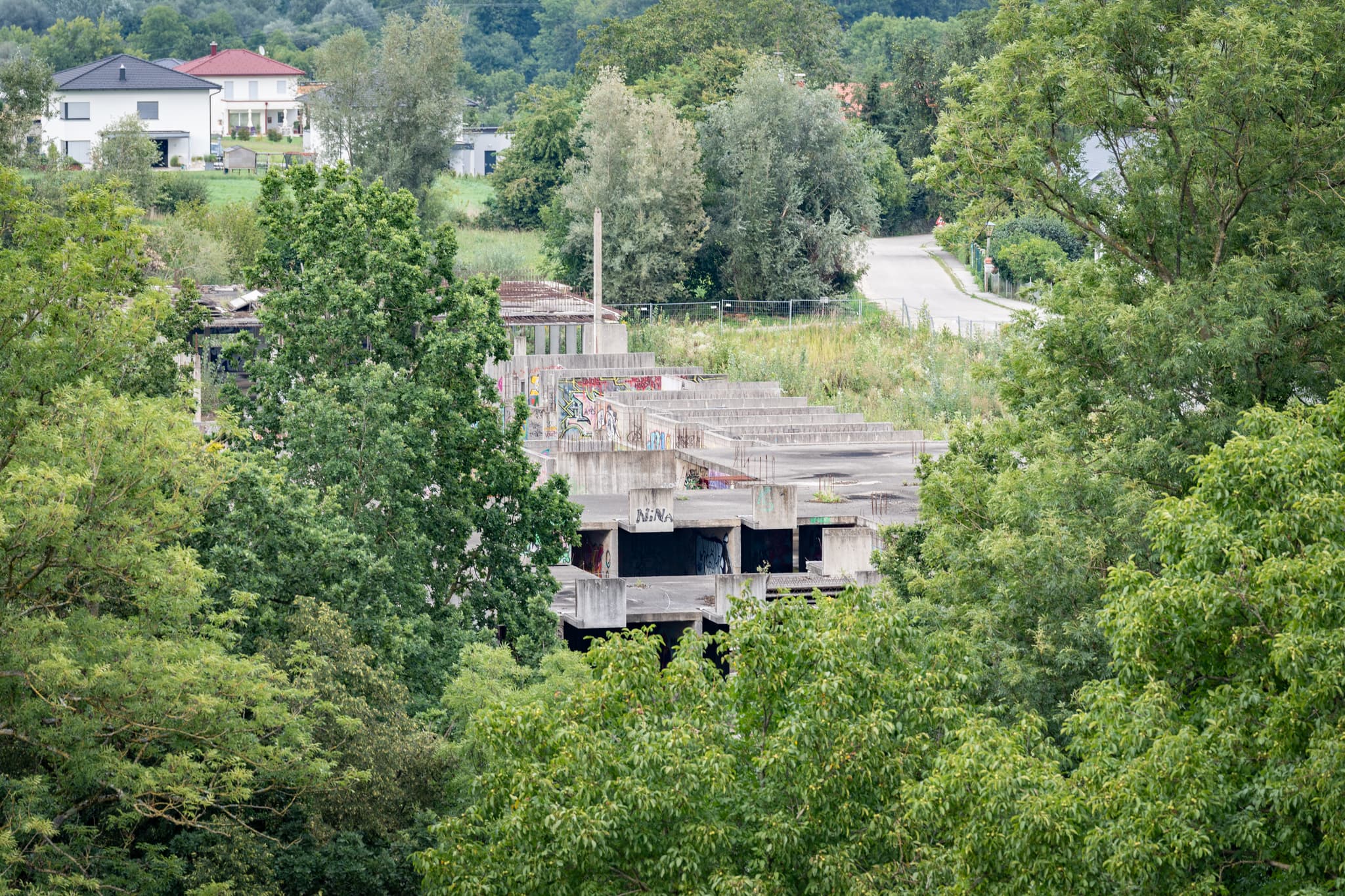 Panoramablick vom Aussichtsturm eINNblick in Obernberg, Bezirk Ried, Oberösterreich, Österreich. Zeigt Wald, Gebäude und Häuser in der Landschaft.