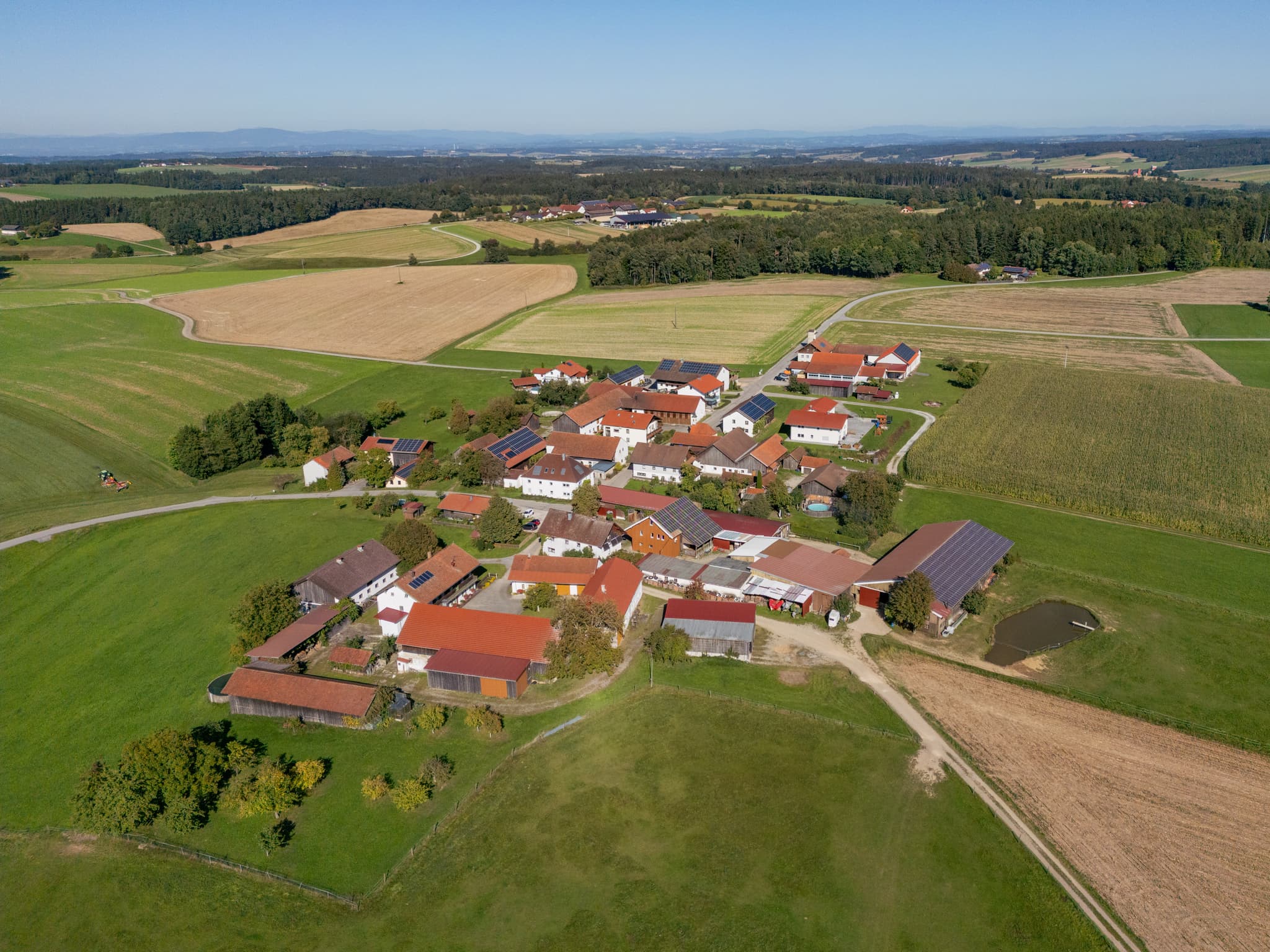Luftaufnahme der Ortsansicht Lapperding, Ortsteil von Johanniskirchen, Landkreis Rottal-Inn, Niederbayern. Grüne Feld- und Wiesenlandschaft im Holzland.