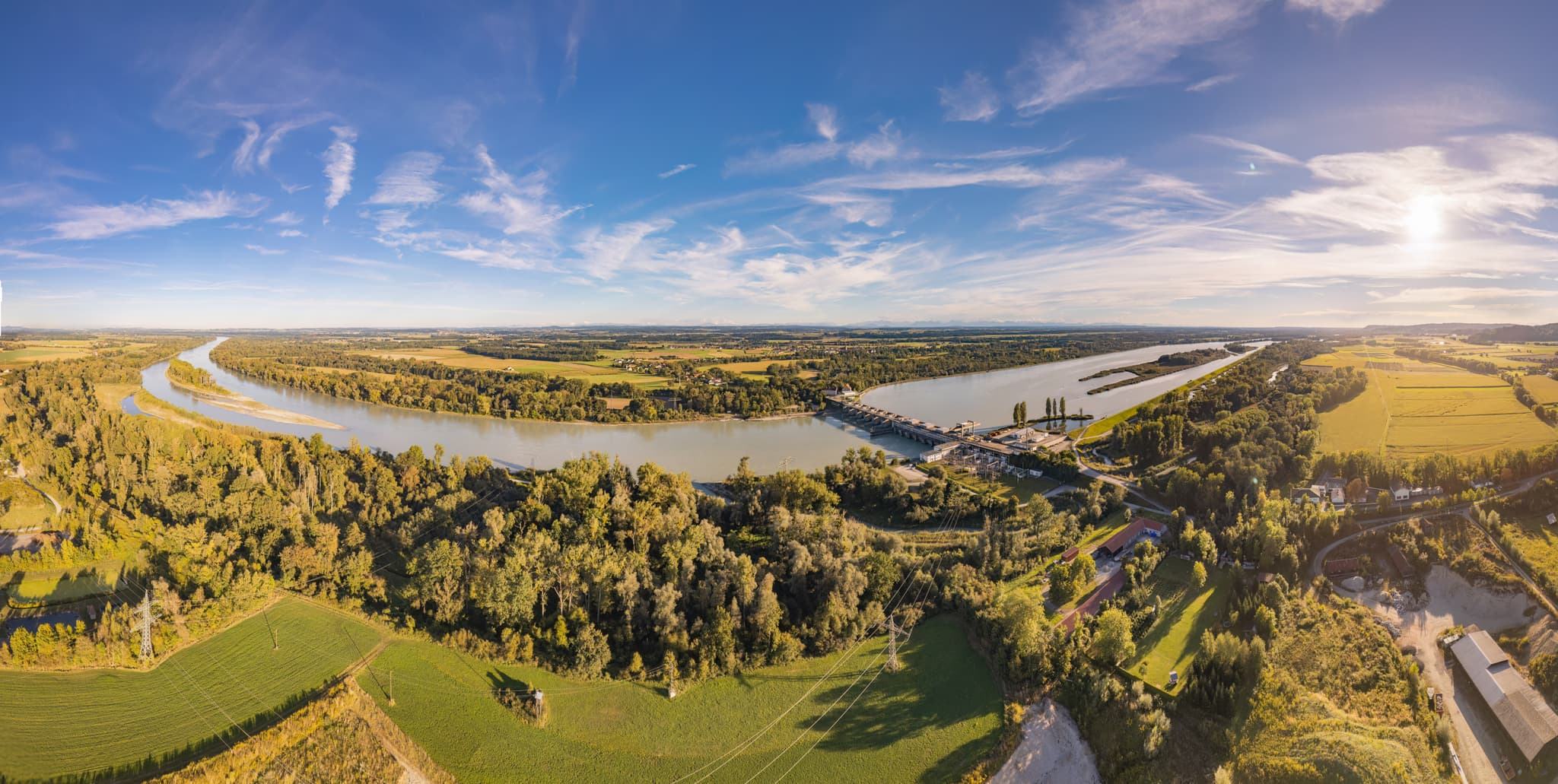 Blick auf Inn-Kraftwerk Ering-Frauenstein, Ering am Inn, Rottal-Inn, Niederbayern, Deutschland. Fluss, Felder, Wald prägen die Innregion.