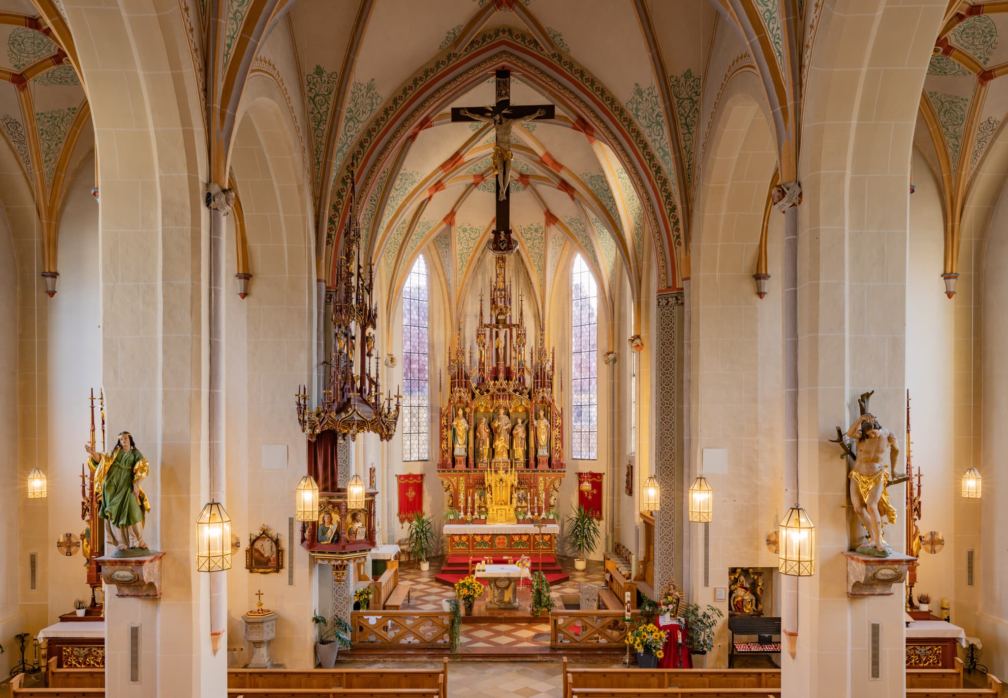 Innenansicht, Alterraum der Pfarrkirche St. Stephanus in Triftern, Landkreis Rottal-Inn, Niederbayern, Deutschland.