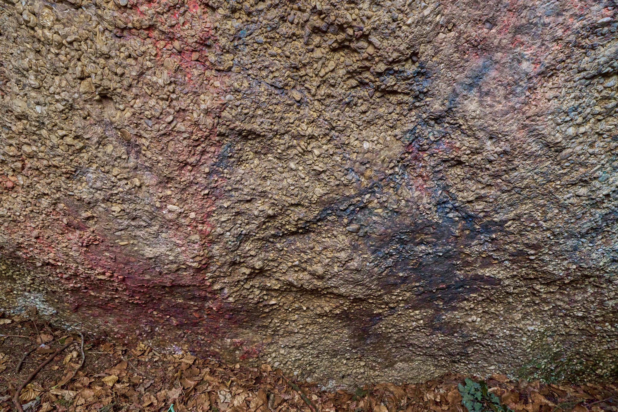 Teufelsfelsen mit Felsenmalerei in Bad Griesbach, Landkreis Passau, Niederbayern, Deutschland. Darstellung auf Felsen.