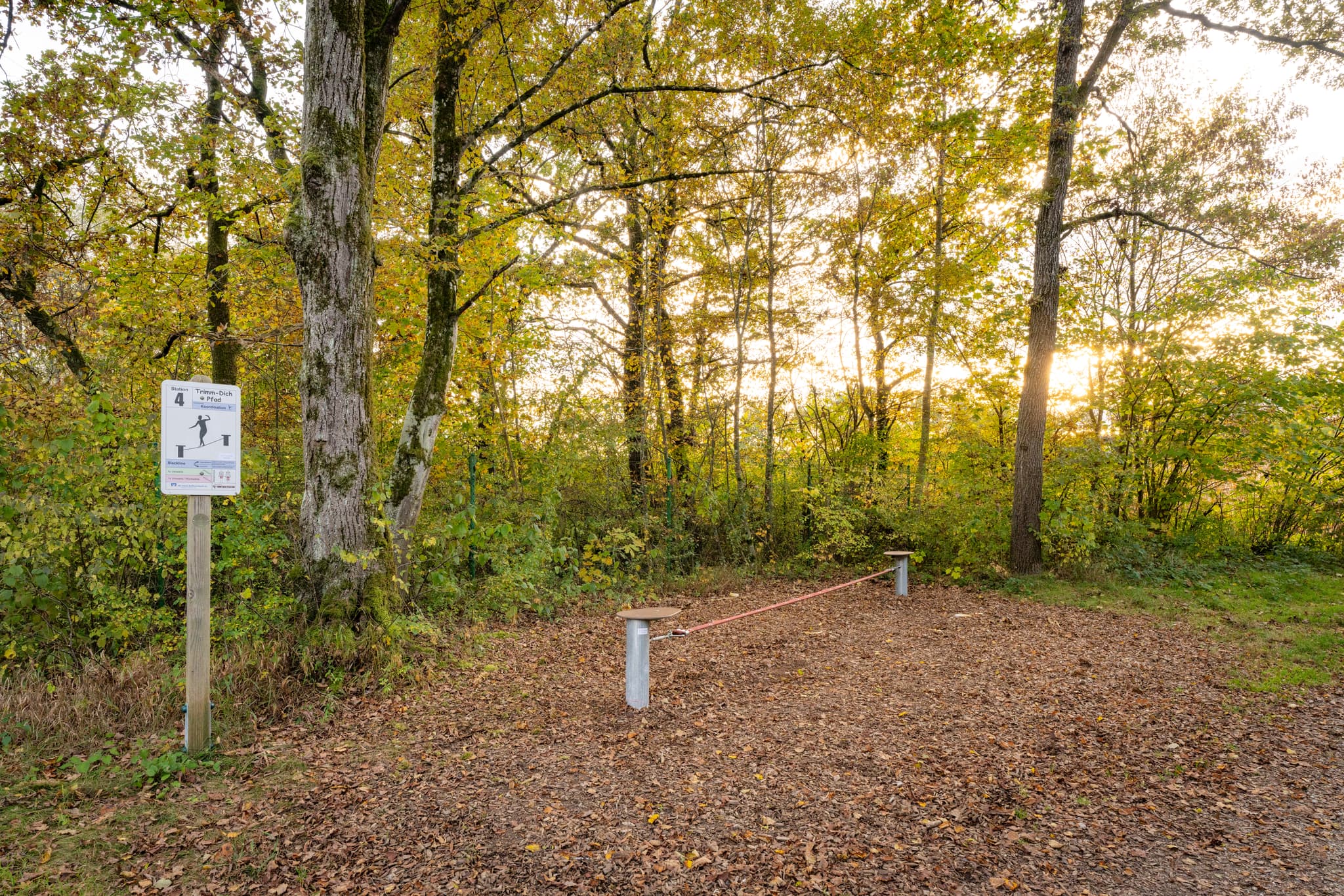 Ein Trimm-dich-Pfad in Winhöring, Altötting, Oberbayern, Deutschland, gelegen in der Region Inn-Salzach. Übungsstation Balancieren.