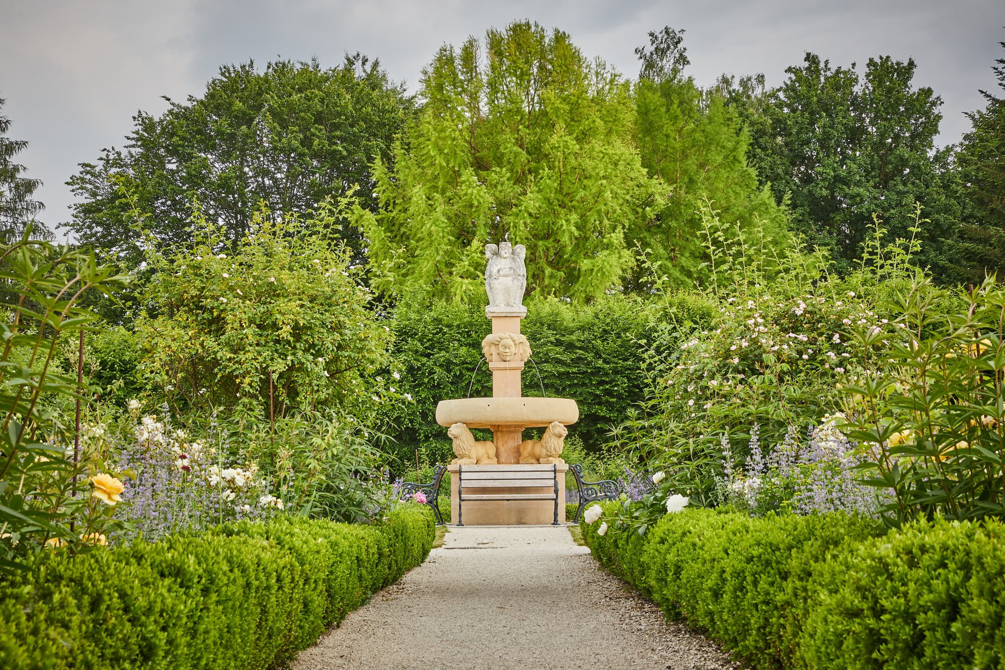 Herrengarten Reichersberg mit seinem mittig gelegenen Brunnen und Parkanlage. Bezirk Ried, Oberösterreich, Österreich.