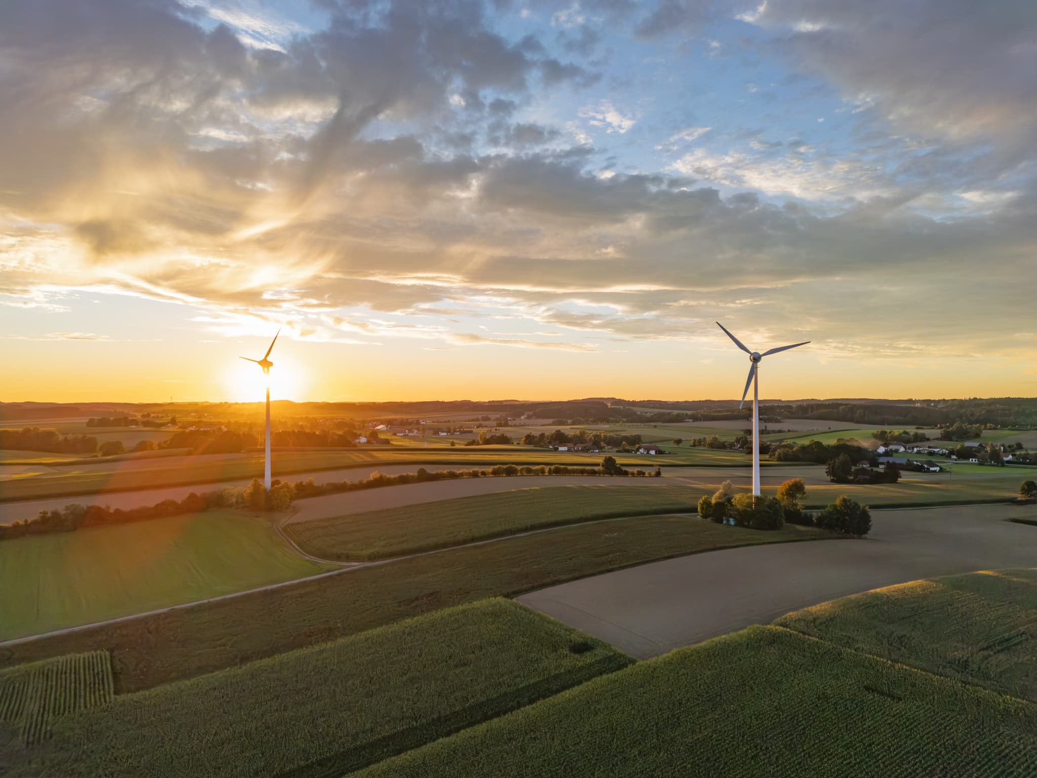 Windpark bei Sonnenuntergang in Dirnaich Windpark, Gangkofen, Landkreis Rottal-Inn, Niederbayern, Region Holzland, Deutschland.