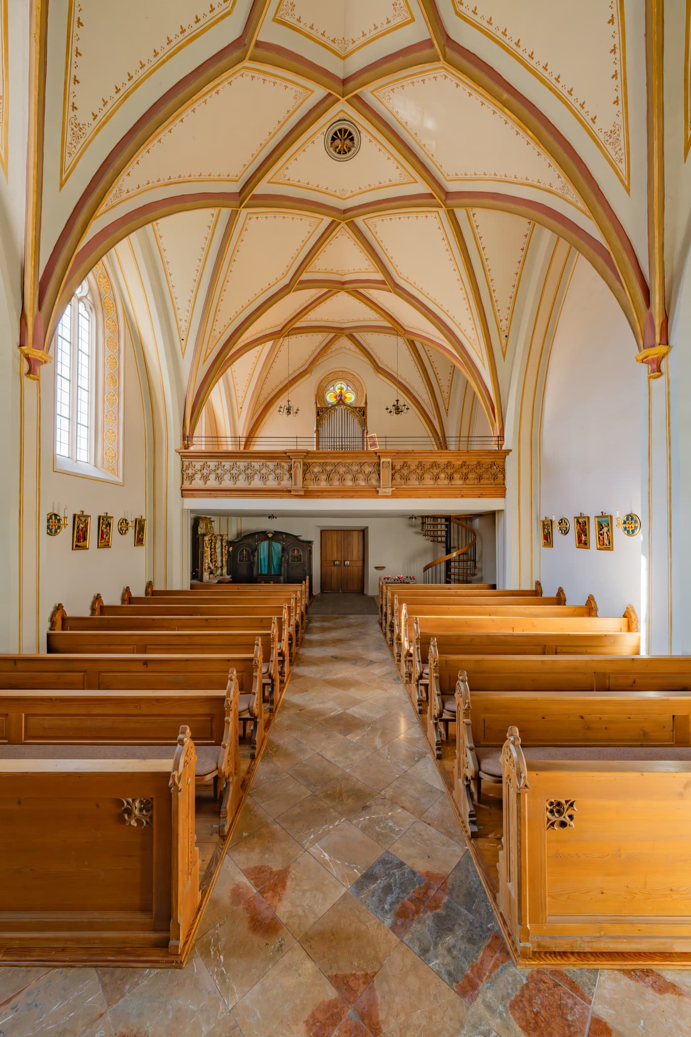 Emporen-Ansicht, Friedhofskirche St. Michael. Empore der Kirche, Stadt Bad Griesbach, Passau, Niederbayern, Bayern, Deutschland.