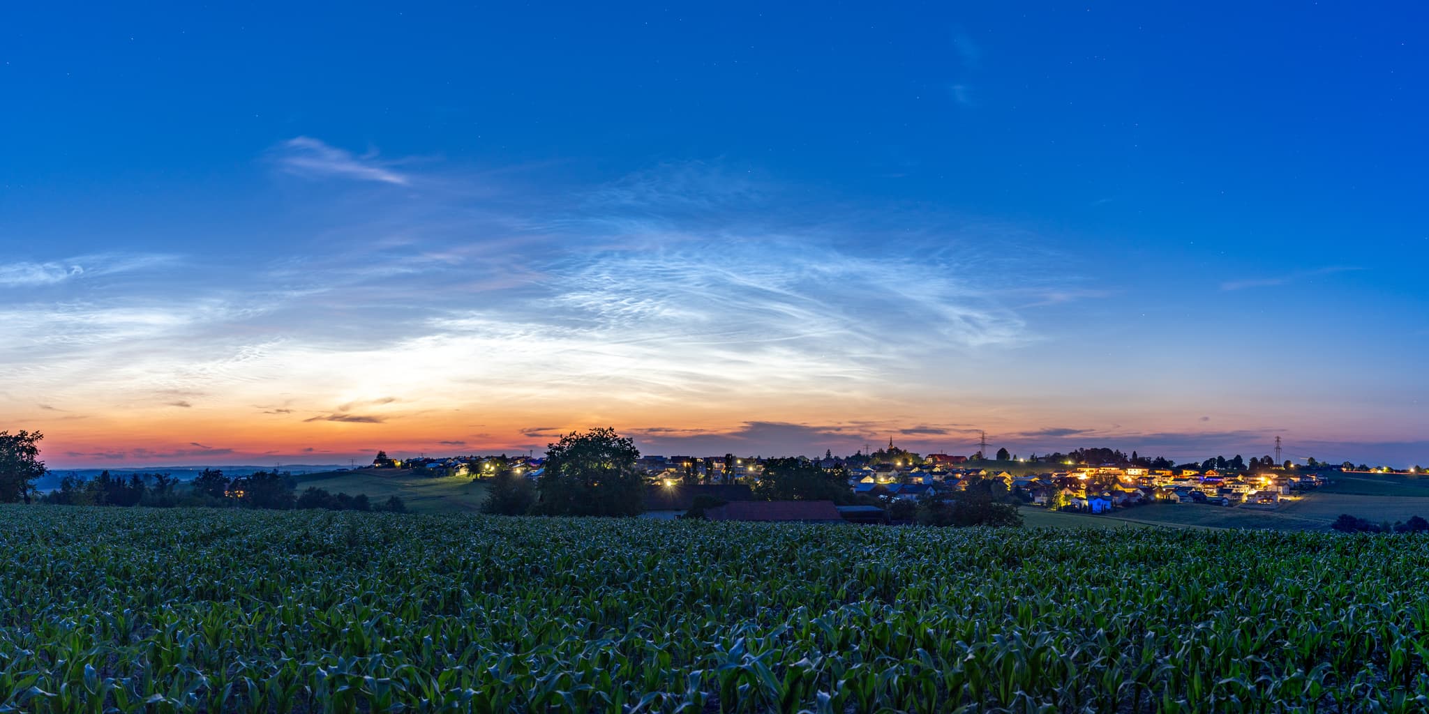 NLCs über Wurmannsquck von Vorleiten, Sternwarte Wurmannsquick, Rottal-Inn, Niederbayern. Ländliche Landschaft im Holzland, Deutschland.