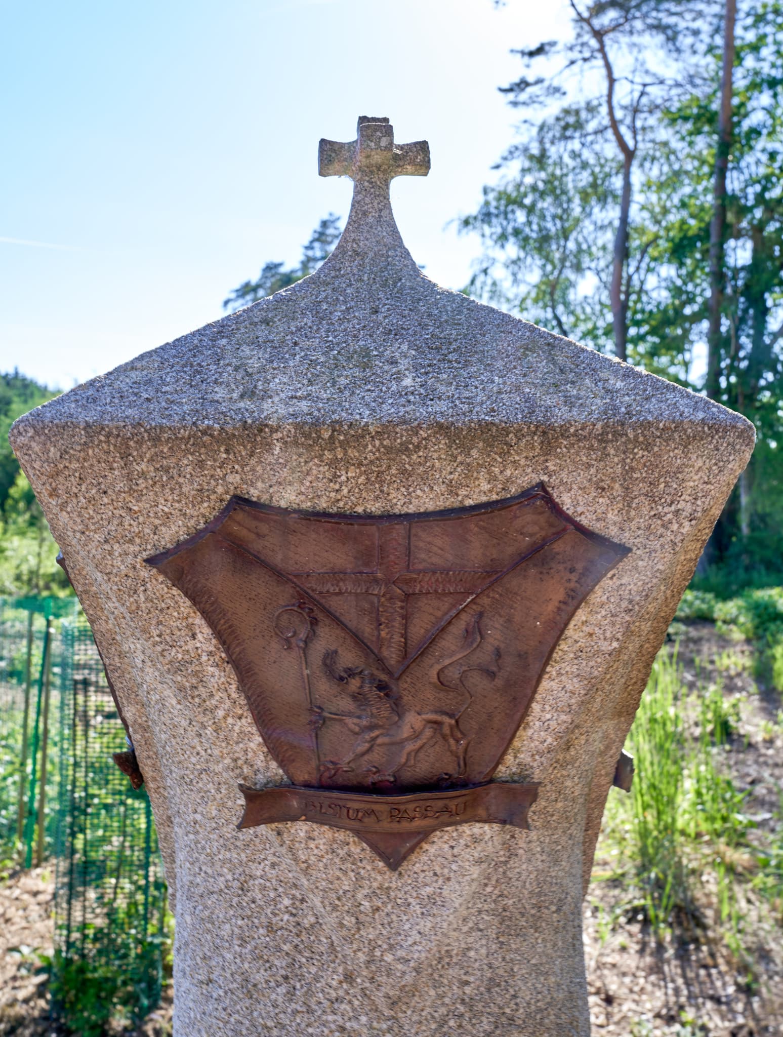Bild zeigt einen Diozesangrenzstein des Bistum Passau in Ramprecht, Massing, Rottal-Inn, Niederbayern, Holzland, Deutschland.