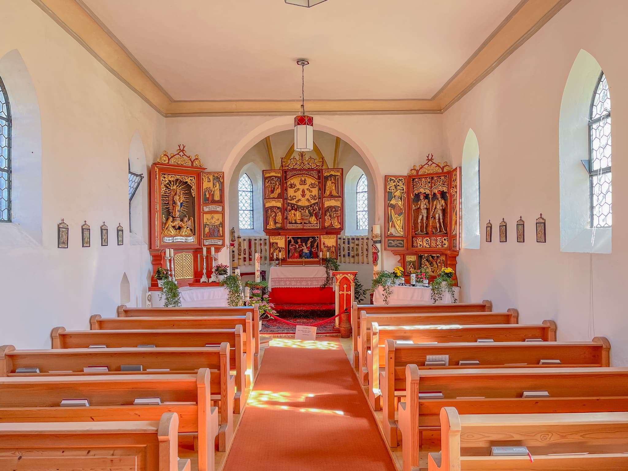 Wallfahrtskirche Mariä Himmelfahrt in Guteneck, Johanniskirchen, Rottal-Inn, Niederbayern, Deutschland. Innenansicht mit Altar und Kirchenbänken im Holzland.