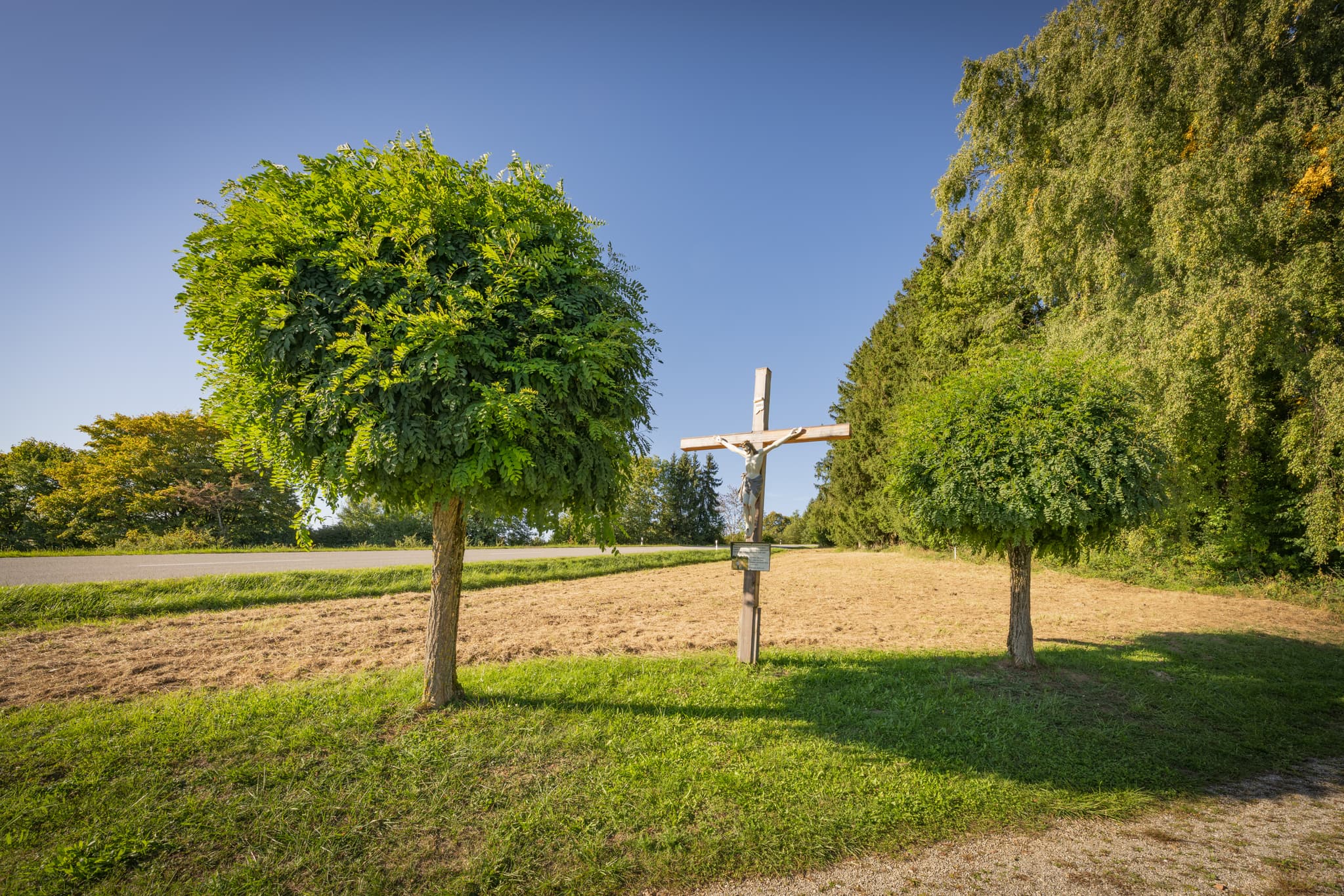 Wegkreuz mit Bäumen bei Hirschbach, Bad Birnbach, Rottal-Inn, Niederbayern, Region Bäderdreieck, Deutschland.