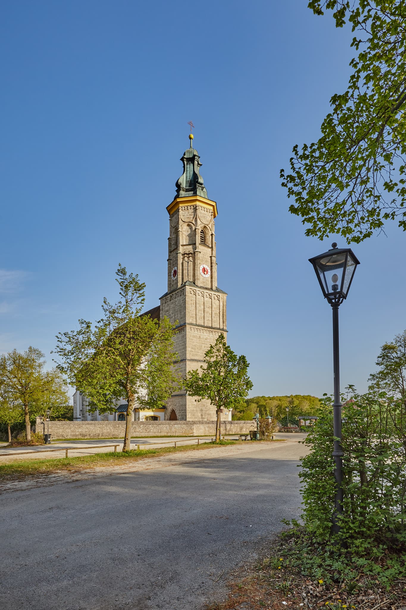 Die Pfarrkirche Mariä Himmelfahrt in Margarethenberg bei Hirten, Burgkirchen im Landkreis Altötting, Oberbayern, Region Inn-Salzach.