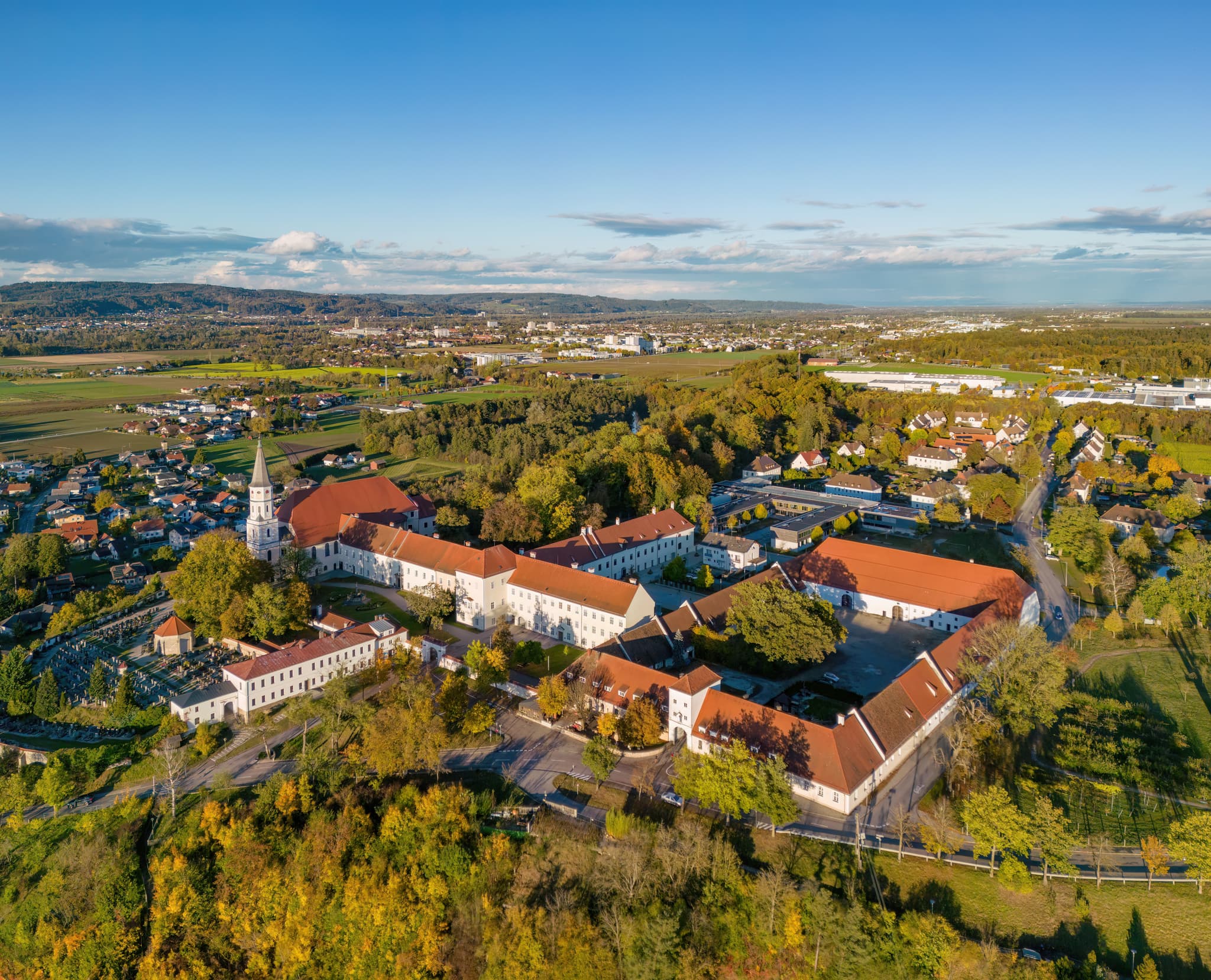 Schloss Ranshofen, Ranshofen, Bezirk Braunau am Inn, Oberösterreich. Ansicht der historischen Anlage im Innviertel, Österreich, an einem sonnigen Herbsttag.