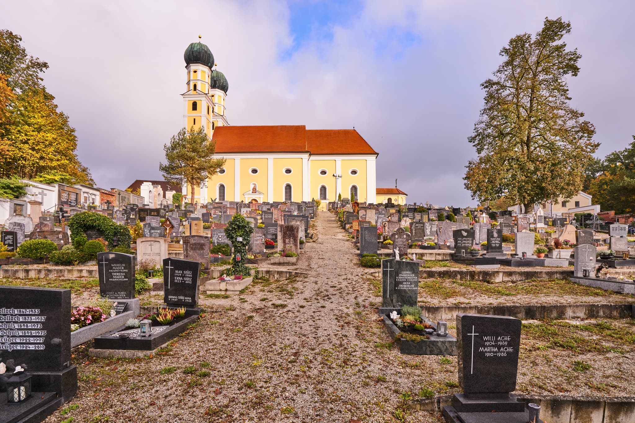 Gartlberg Wallfahrtskirche in Pfarrkirchen, Rottal-Inn, Niederbayern. Ihr Friedhof bietet einen weiten Blick über die Stadt Pfarrkirchen.