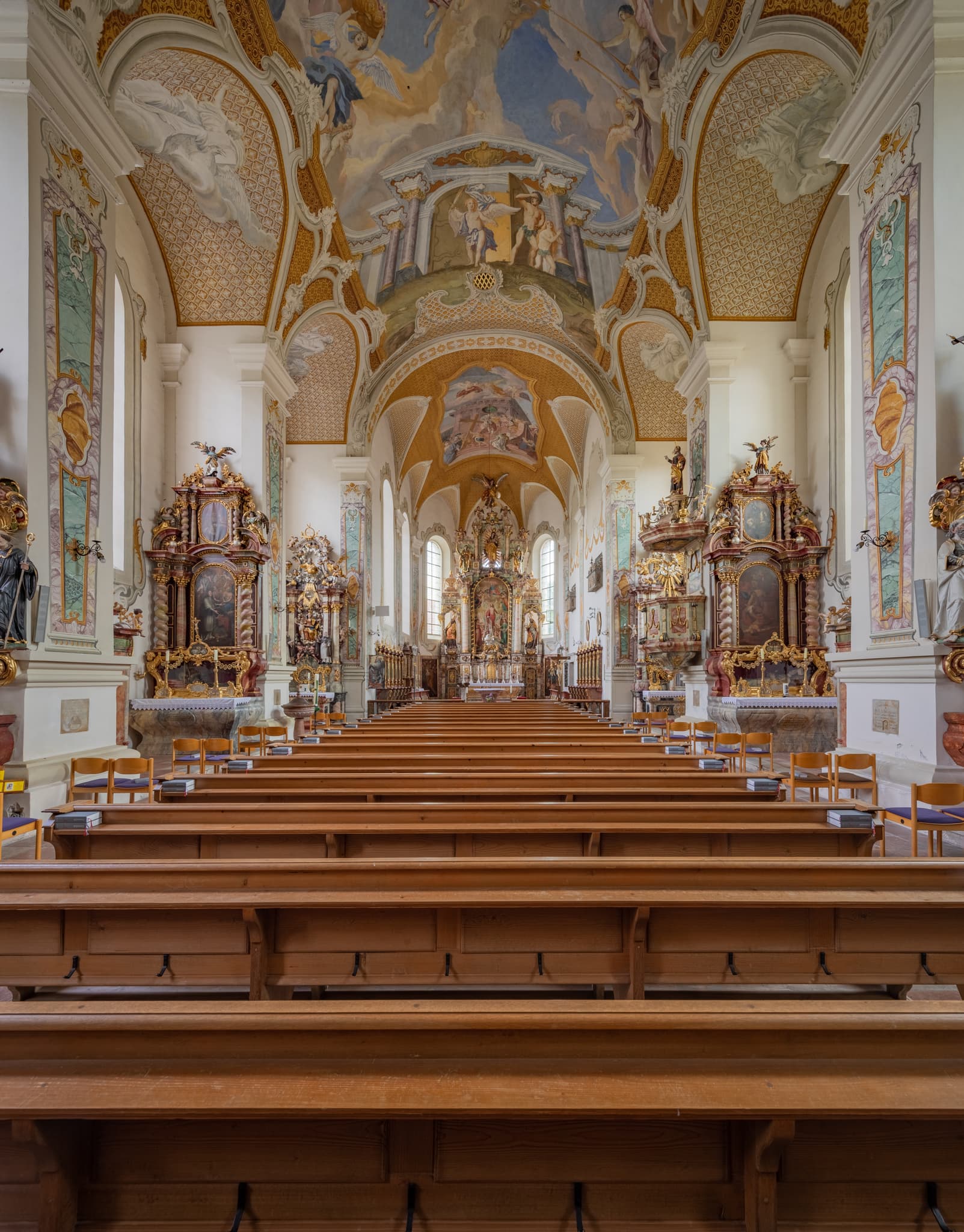 Luftbild der St. Salvator Klosterkirche Hl. Dreifaltigkeit in Bad Griesbach, Landkreis Passau, Niederbayern. Die Kirche liegt in ländlicher Umgebung.