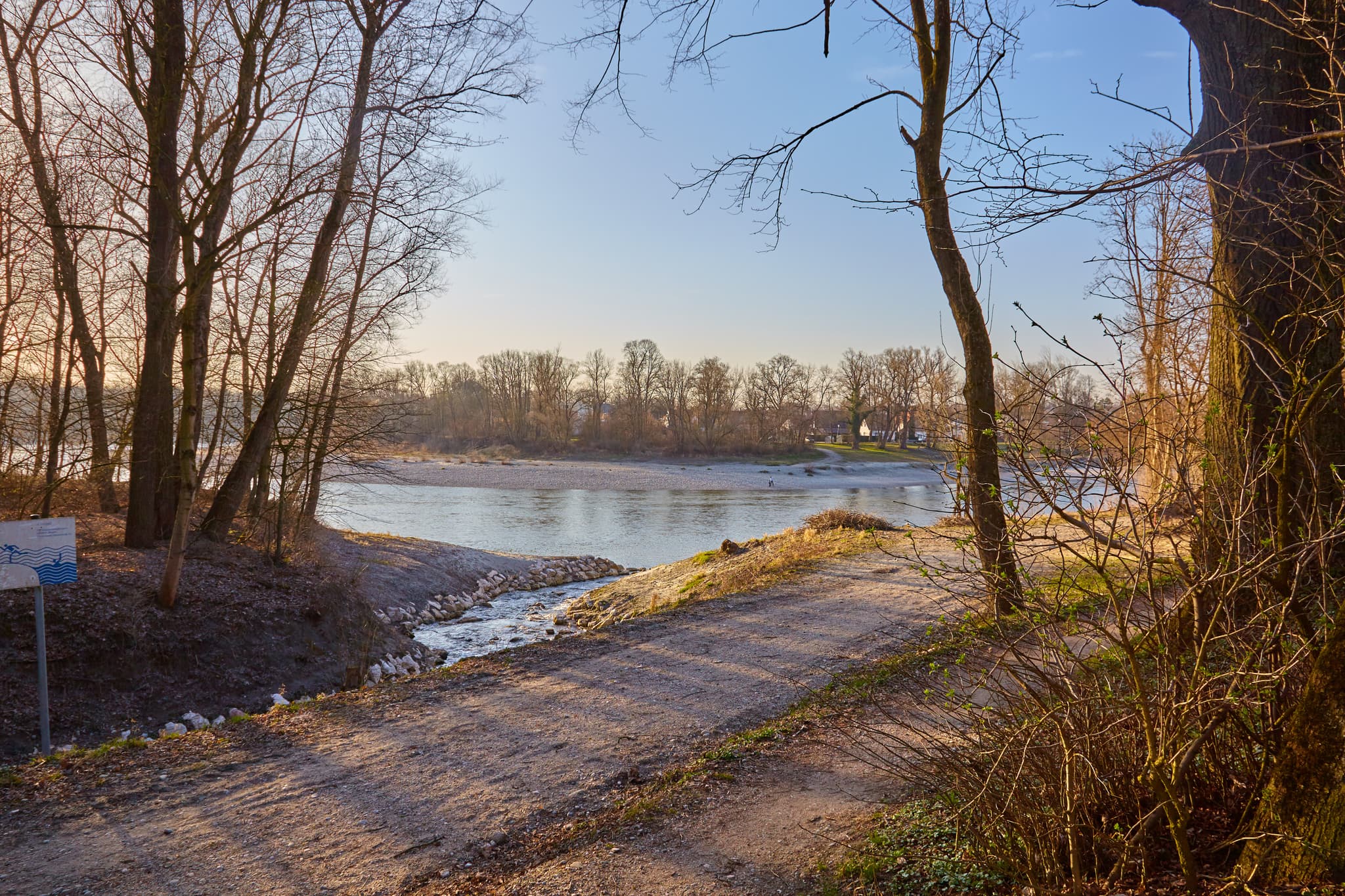 Naturerlebnisweg Innaue bei Mühldorf, Landkreis Mühldorf am Inn, Oberbayern. Der sonnige Pfad führt durch dichten Laubwald.