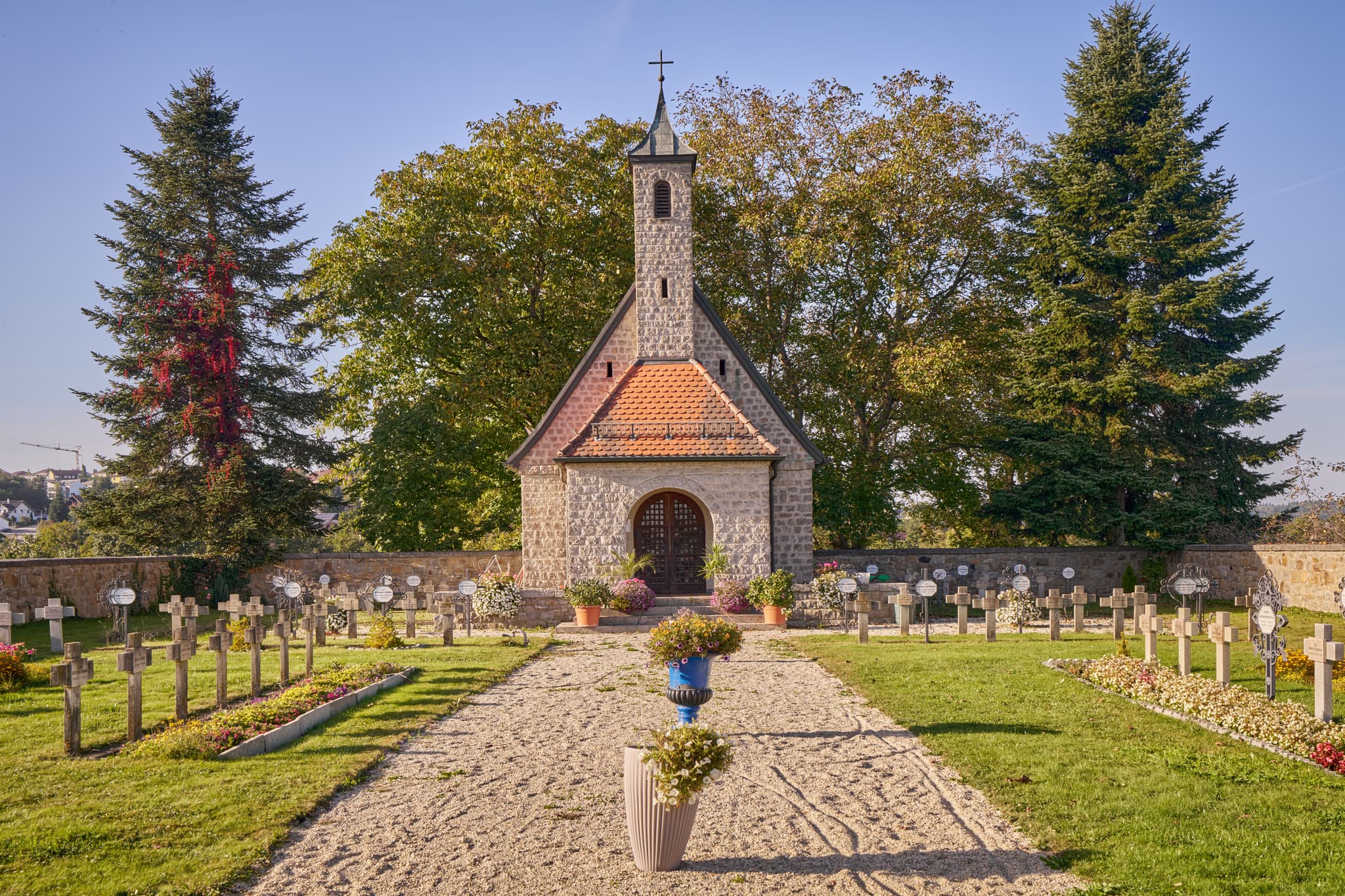 Historische Abtei Kloster in Schweiklberg, Gemeinde Vislhofen, Landkreis Passau, Niederbayern, Deutschland. Sakralbau im Bayerischen Wald mit Friedhofsgelände.