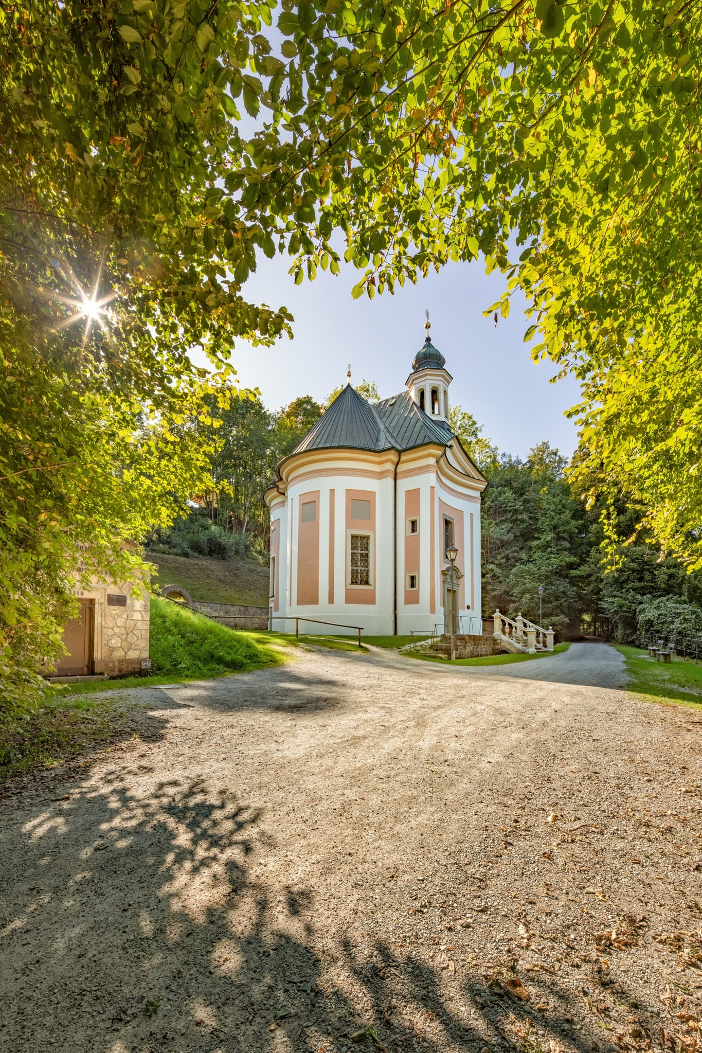 Kapelle Maria Brunn in Ponlach, Tittmoning, Landkreis Traunstein, Oberbayern, Chiemgau, Deutschland. Idyllische Szenerie mit Bäumen und Wegen.