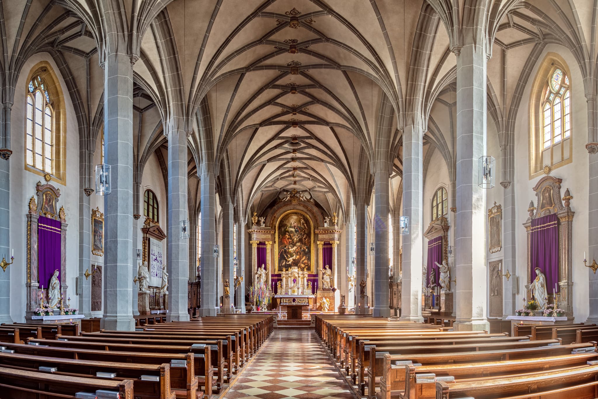 Panorama der Stiftskirche Altötting, Landkreis Altötting, Oberbayern, Deutschland. Gotisches Gewölbe, Säulen, Kirchenbänke, Altar.