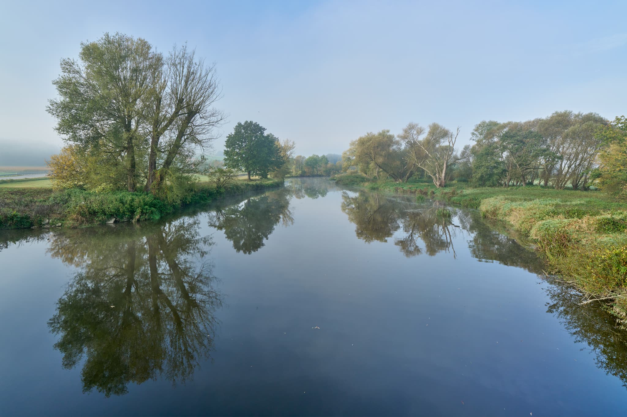 Landschaft am Fluss Rott bei Bad Birnbach, Landkreis Rottal-Inn, Niederbayern. Bäume spiegeln sich im Wasser. Eine friedliche Szene im Holzland, Deutschland.