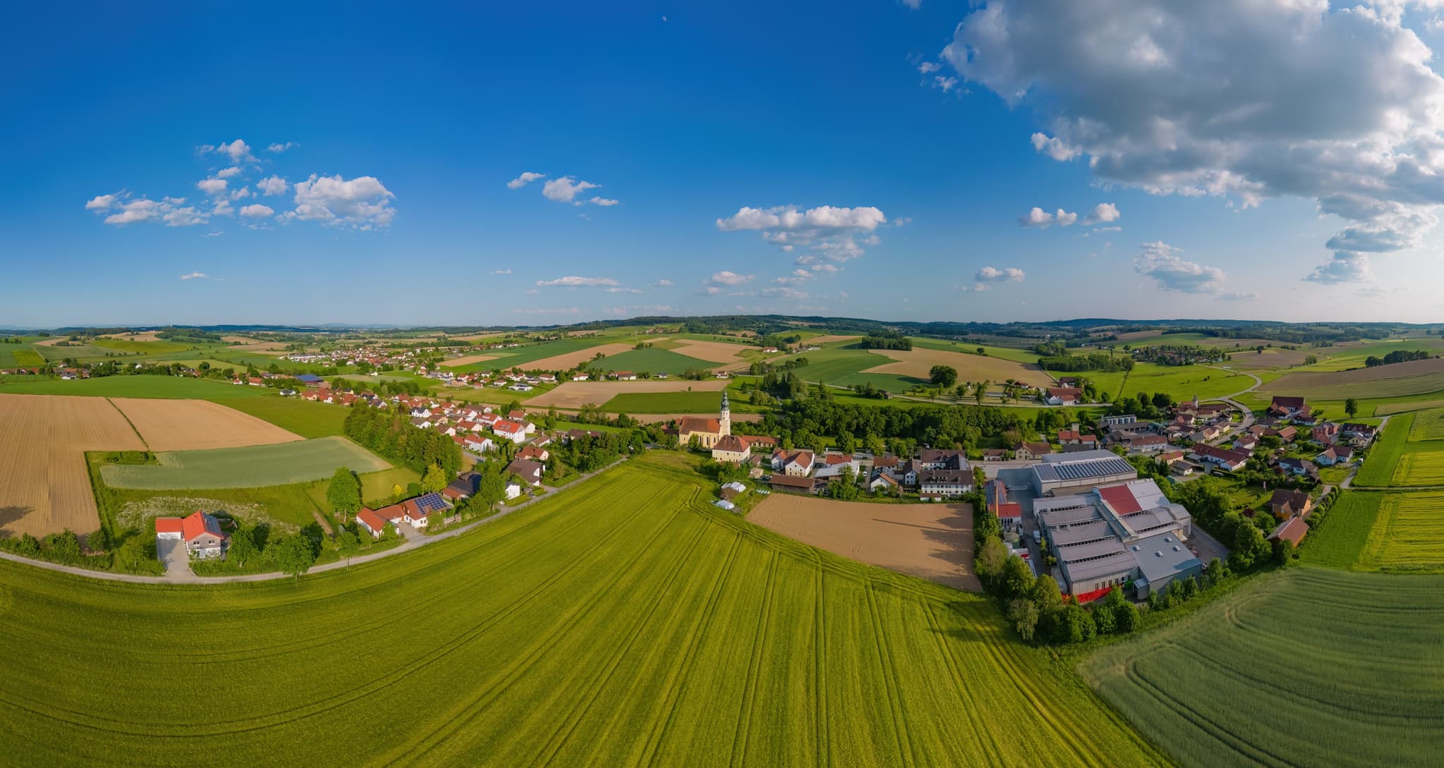 Idyllisches Luftbild der Wallfahrtskirche Mariä Himmelfahrt in Sammarei, Ortenburg, Landkreis Passau, Niederbayern, Deutschland.