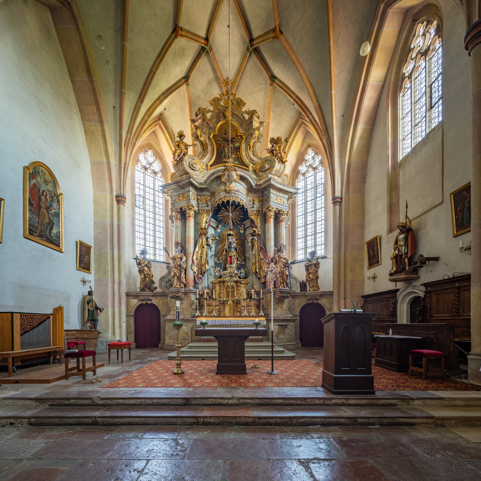 Die Pfarrkirche Mariä Himmelfahrt in Asten, Landkreis Traunstein, Oberbayern, Deutschland. Ein beeindruckendes Beispiel barocker Kirchenarchitektur.