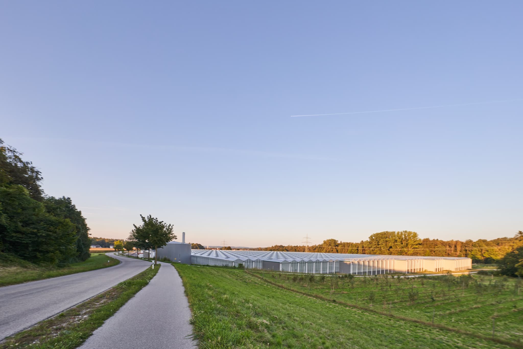Modernes Gewächshaus in Emmerting, Landkreis Altötting, Oberbayern, Deutschland, Region Inn-Salzach inmitten ländlicher Umgebung.