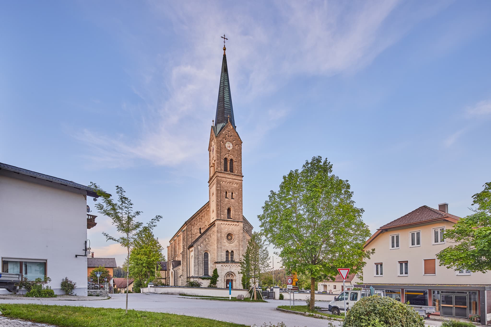 Die imposante Kirche St. Martin in Halsbach, Landkreis Altötting, Oberbayern. Ein malerisches Gotteshaus im Herzen der Inn-Salzach Region in Deutschland.