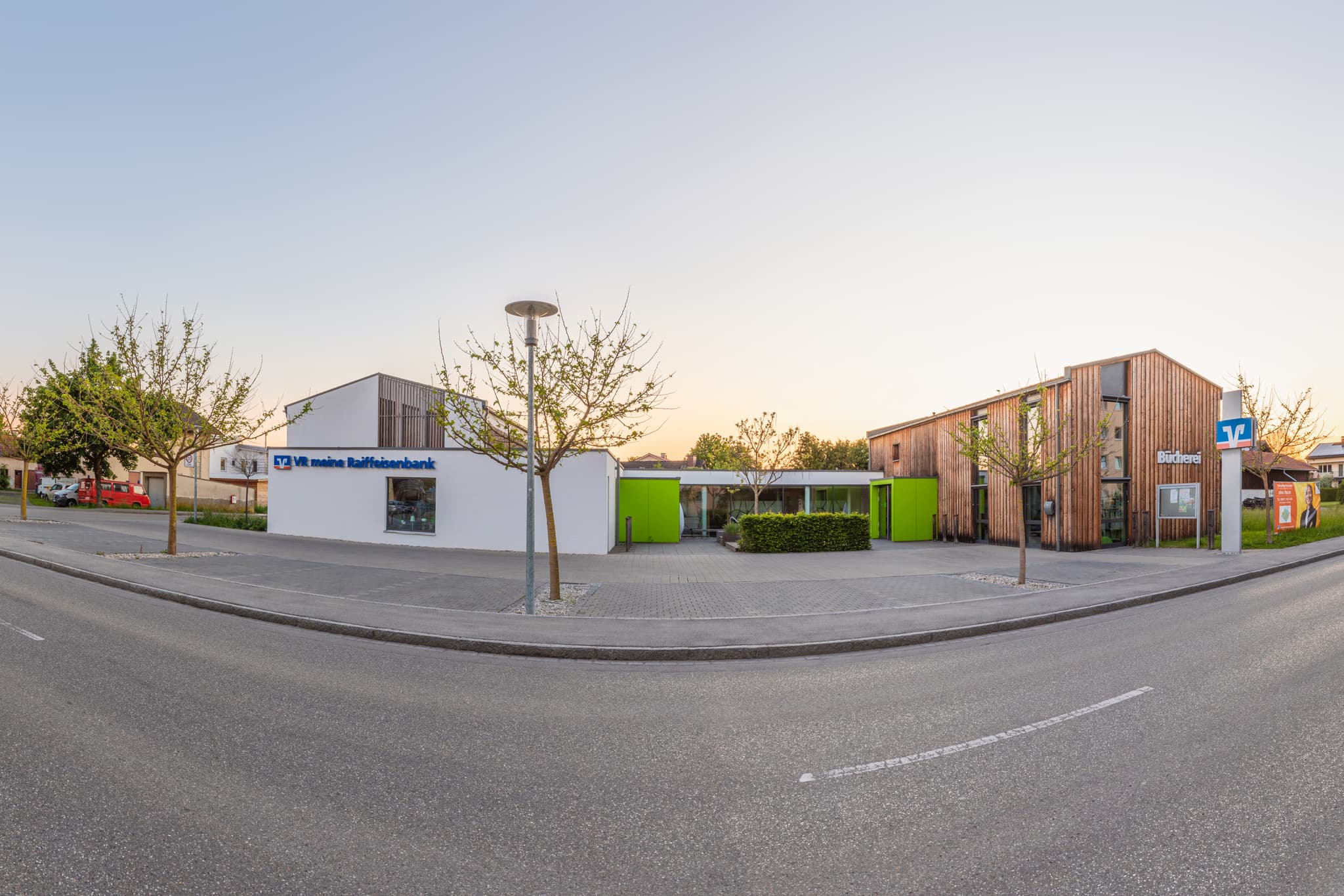 Raiffeisenbank und Bücherei in Emmerting, Landkreis Altötting, Oberbayern, Inn-Salzach-Gebiet in Deutschland und zeigt die aktuelle Ortsarchitektur.