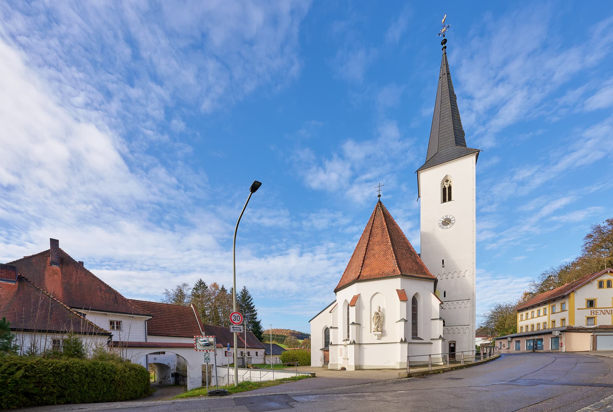 Die Pfarrkirche St. Martinus in Zeilarn, Landkreis Rottal-Inn, Niederbayern. Ein markantes Sakralgebäude im Holzland.