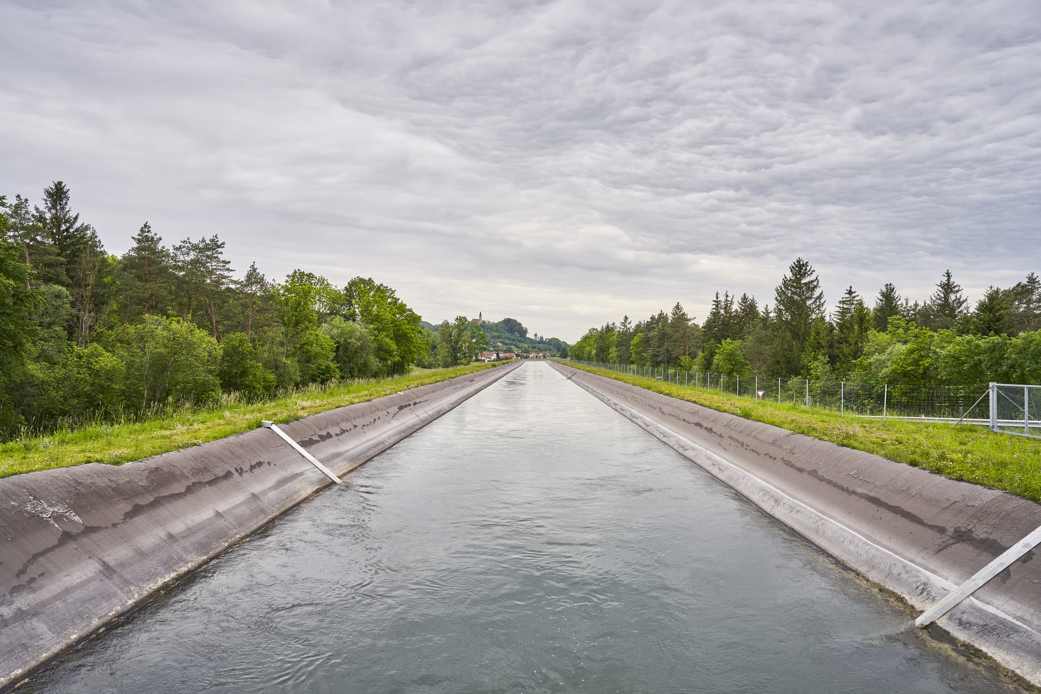 Der Alz Kanal bei Gufflham, Burgkirchen, Altötting, Oberbayern. Kanalabschnitt mit Brücke in grüner Landschaft. Region Inn-Salzach. Wasserweg und Umgebung.