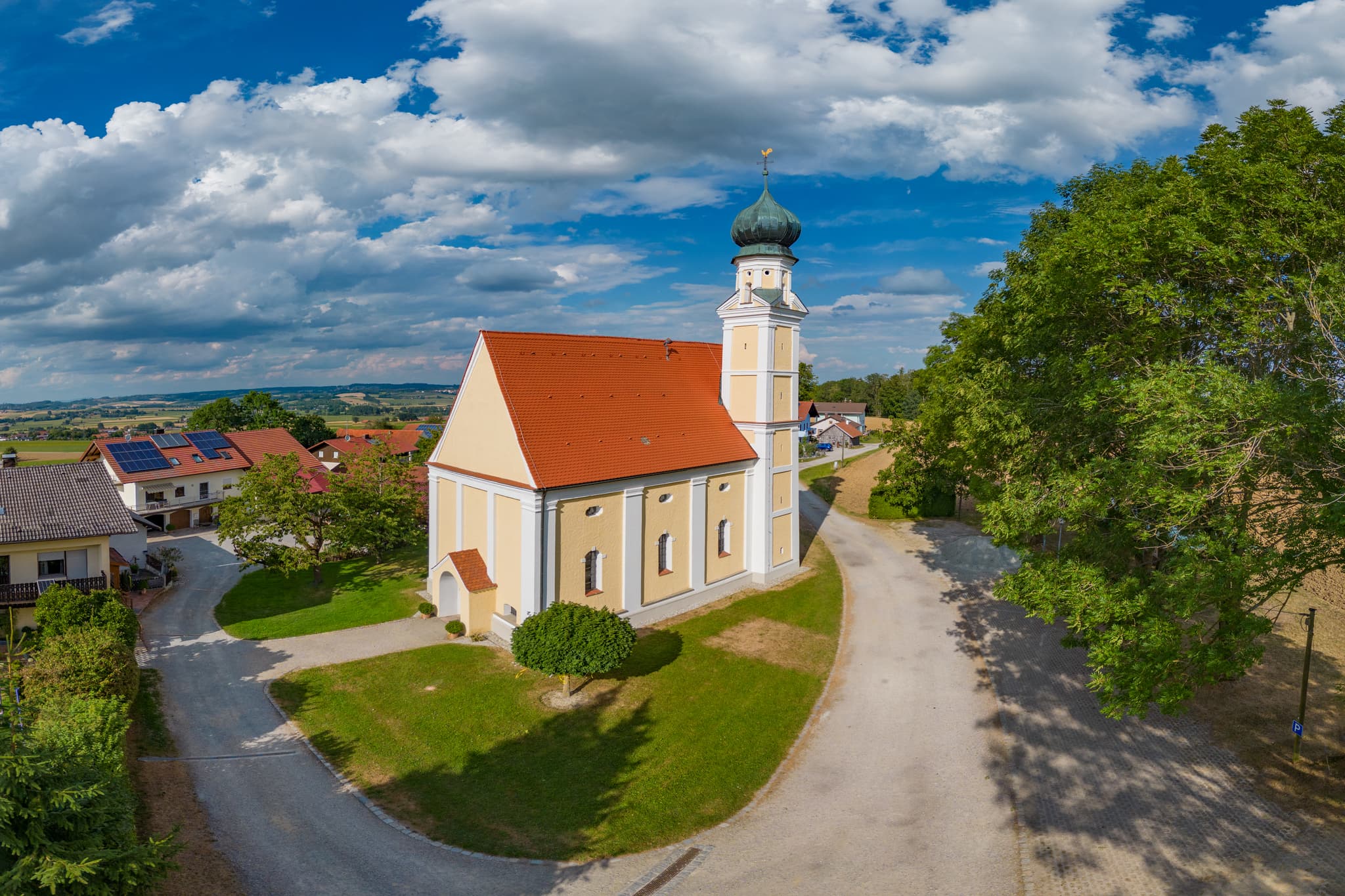 Kirche Maria Heimsuchung in Langwinkl, Gemeinde Bayerbach, Landkreis Rottal-Inn, Niederbayern, Holzland, Bäderdrieck. Kirche mit angrenzendem Vorplatz.