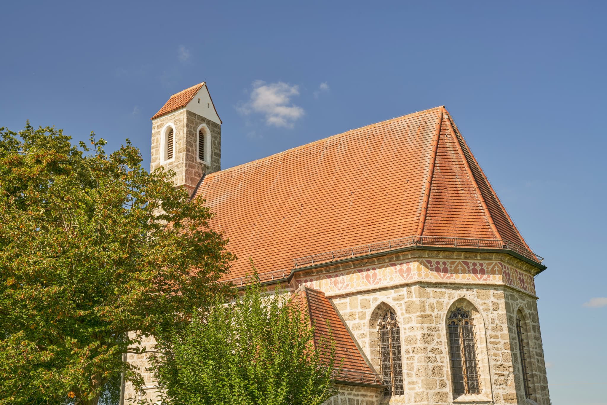 Kirche St. Alban, Peterskirchen, Tacherting, Landkreis Traunstein, Oberbayern. Motiv der Kirche umgeben von Feldern im Chiemgau, Deutschland.