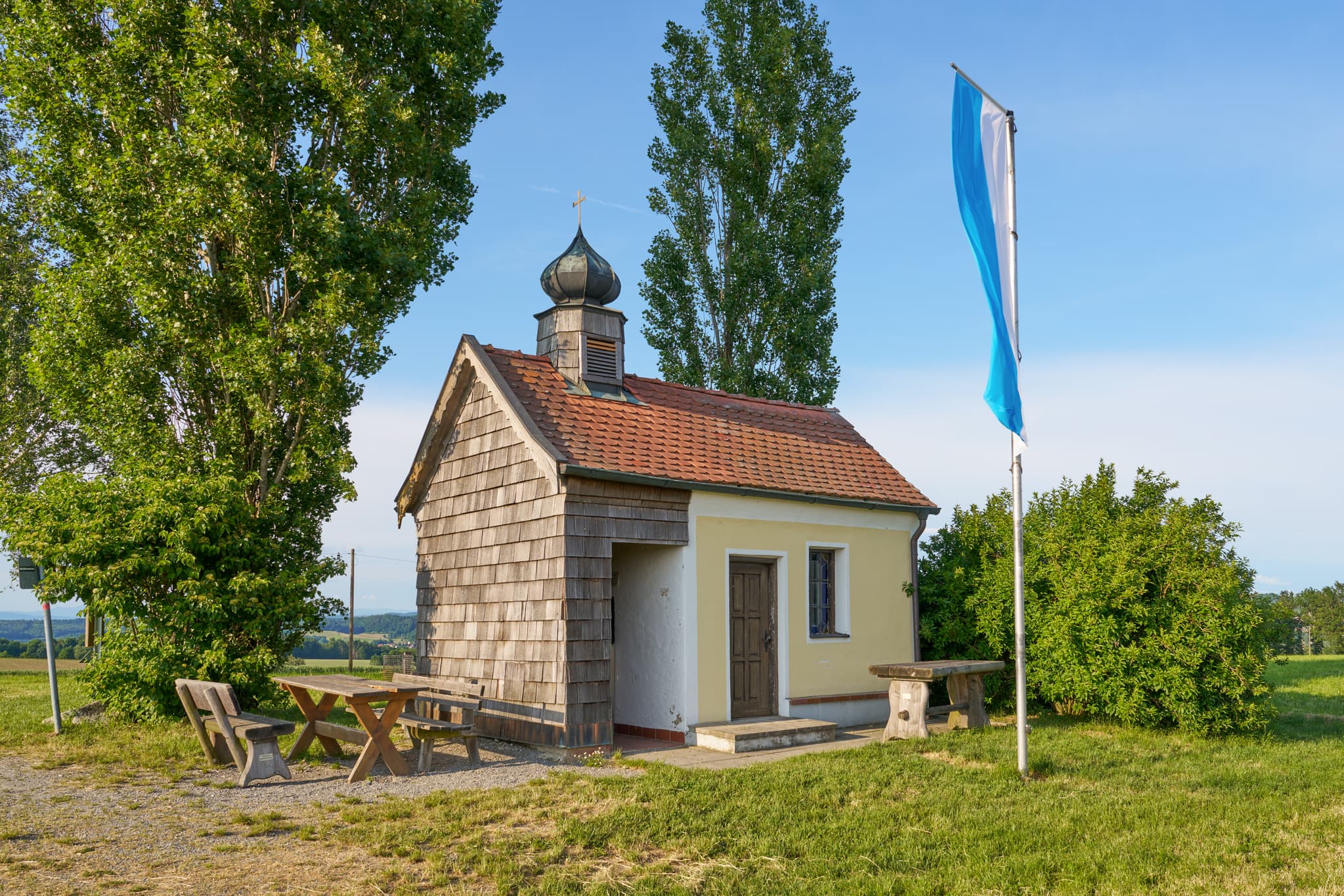 Die malerische St. Koloman-Kapelle in Zell, Ortenburg, im Landkreis Passau, Niederbayern. Ein idyllischer Ort in der Region Donau-Wald, Deutschland.