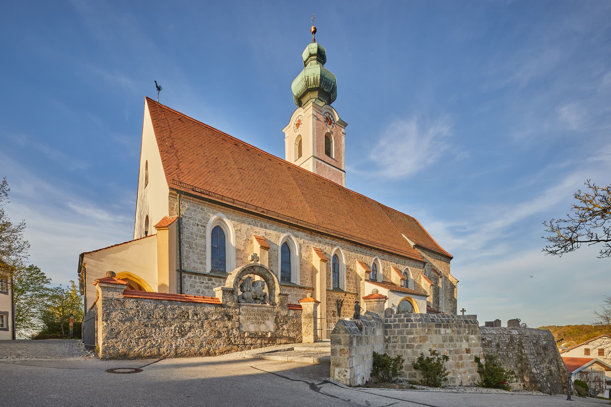 Pfarrkirche Mehring St. Martinus, Altötting, Oberbayern, Deutschland, präsentiert sich in schräger Außenansicht.