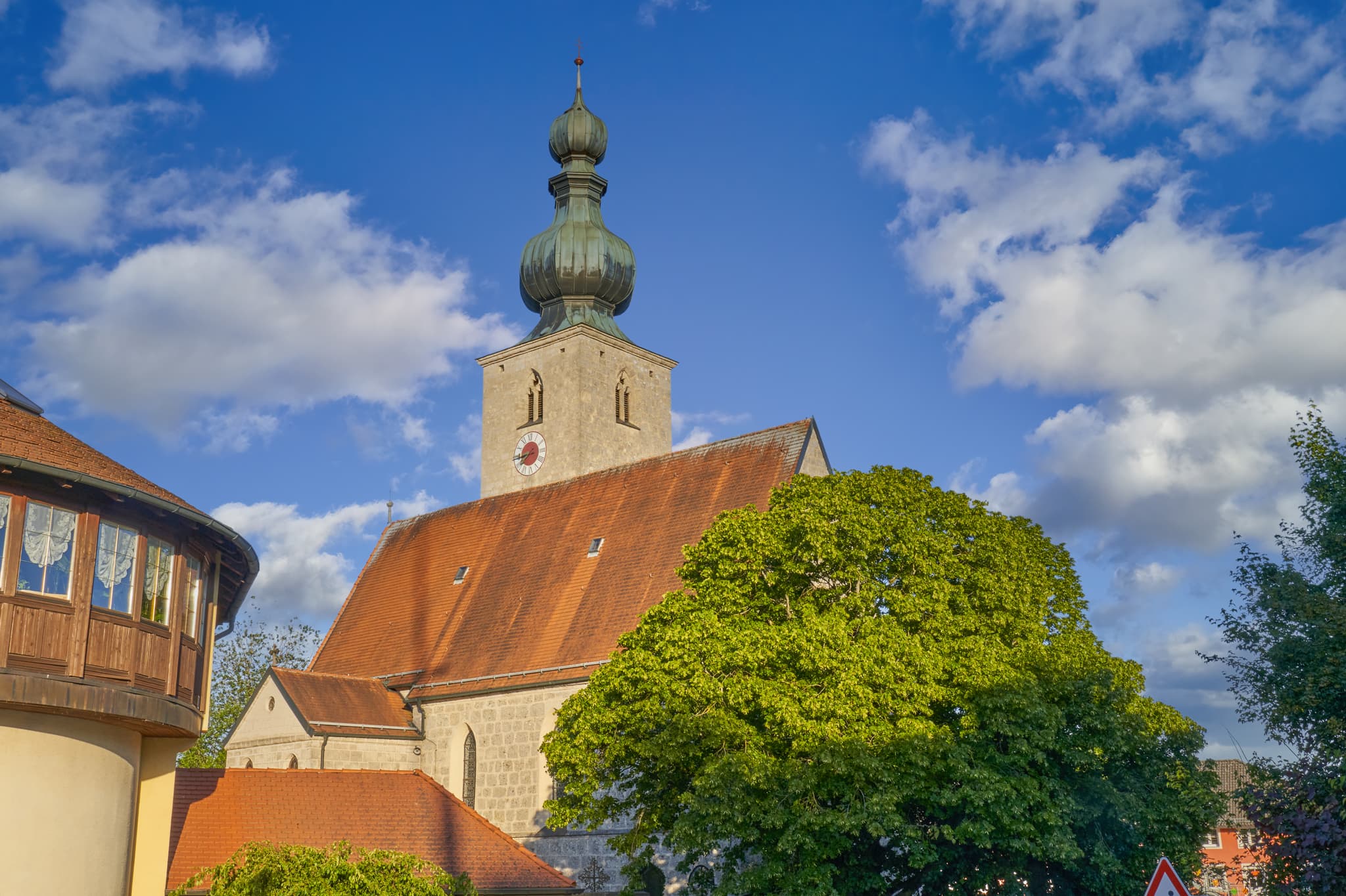 Die Pfarrkirche St. Johann Baptist in Tyrlaching, Landkreis Altötting, Oberbayern. Dieses Sakralgebäude liegt idyllisch in der Region Inn-Salzach, Deutschland.