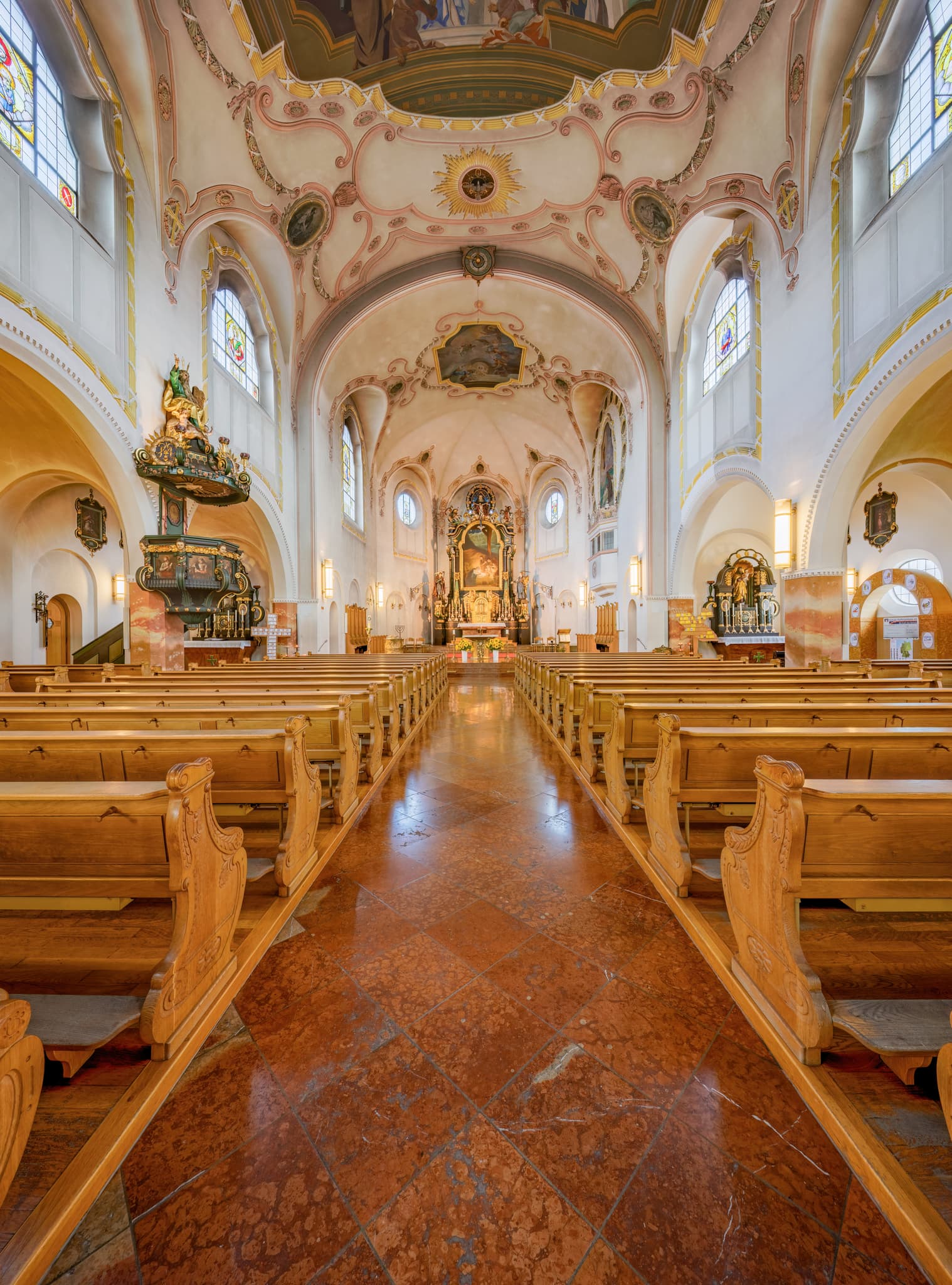 Stadt Pfarrkirche Heilige Familie in Bad Griesbach, Landkreis Passau, Niederbayern, Bayern. Das Bild zeigt die Kirchenbänke und die Deckenmalerei.