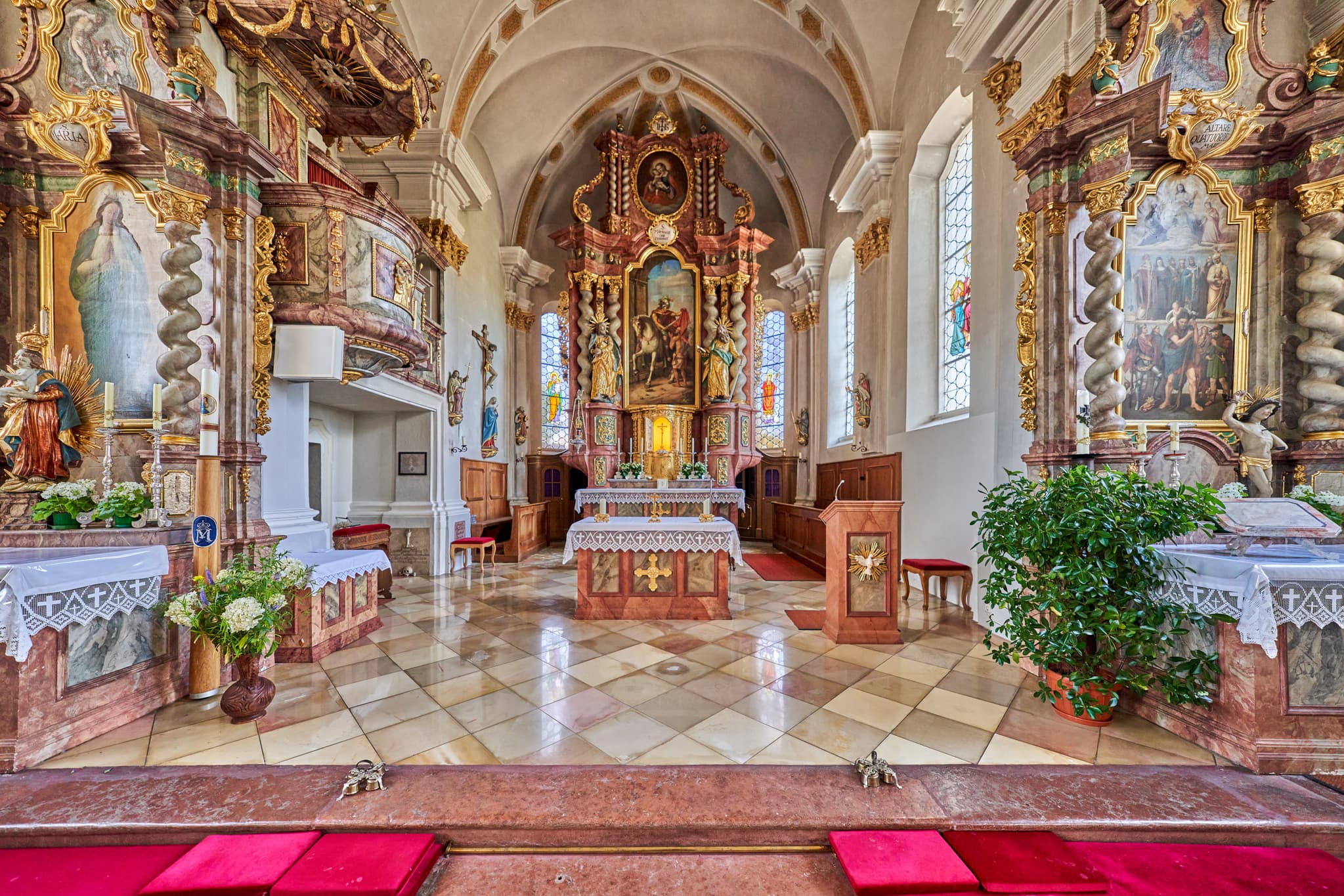Kirche St. Martin in Niedertaufkirchen, Mühldorf am Inn, Oberbayern. Innenansicht zeigt Altäre und reiche Stuckdetails.