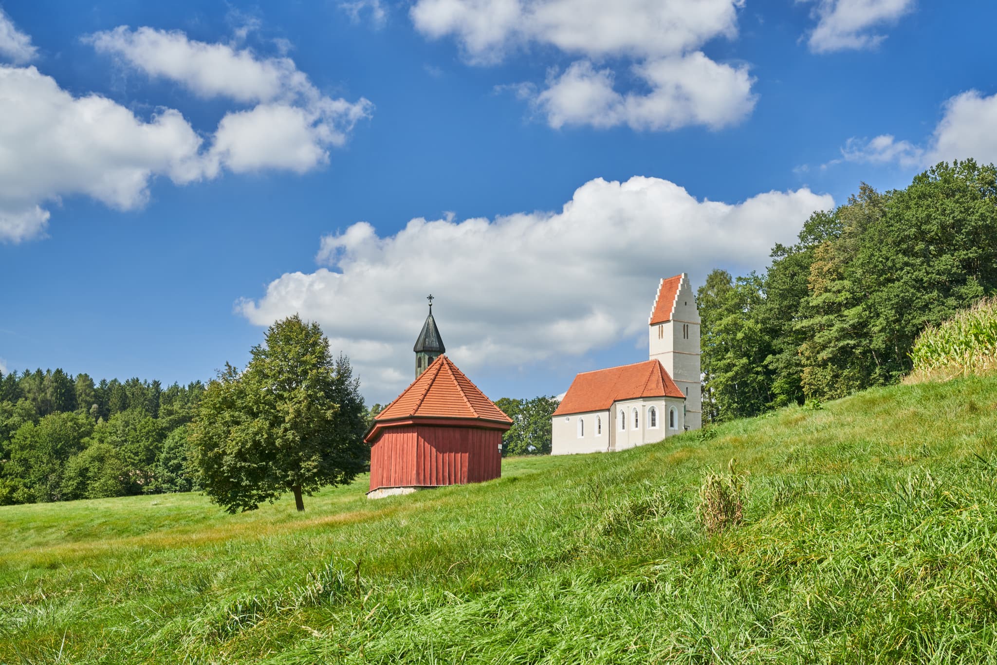 Sigrün Kirche und Corona Kapelle in Pleiskirchen, Altötting, Oberbayern, Inn-Salzach, Bayern, Deutschland. Historische Kirchengebäude in ländlicher Umgebung.