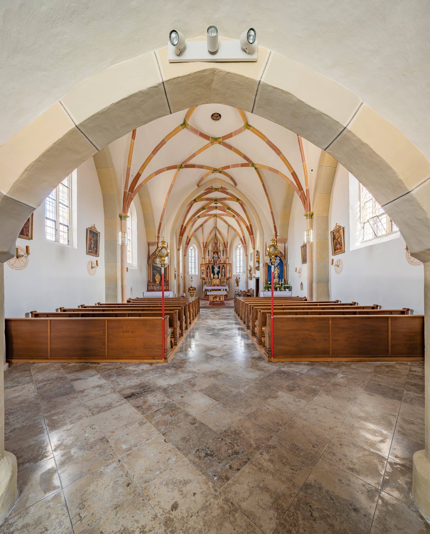 Die Kirche St. Johannes Evangelist und St. Ägidius befindet sich in Unterneukirchen, Landkreis Altötting, Oberbayern, in der Region Inn-Salzach, Deutschland.
