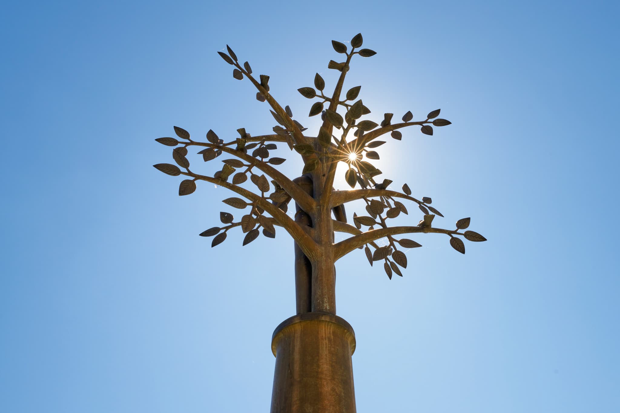 Stilisierte Brunnen Skulptur auf dem Therme Kurplatz in Bad Griesbach im Rottal, Landkreis Passau, Niederbayern, Deutschland. Kunstwerk im Sonnenlicht.