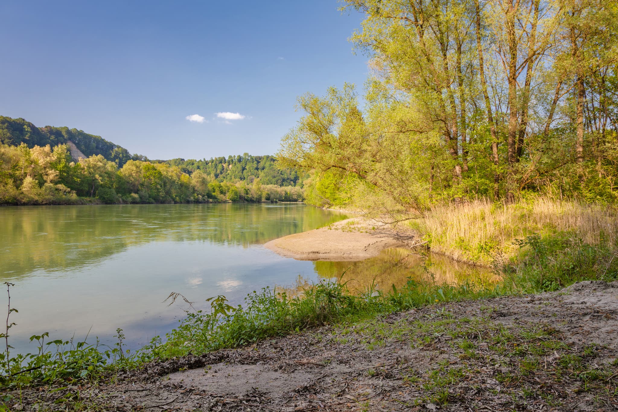 Natürliche Flusslandschaft bei Neuötting im Landkreis Altötting, Oberbayern, Deutschland. Ein Pfad führt am Ufer entlang in der Region Inn-Salzach.