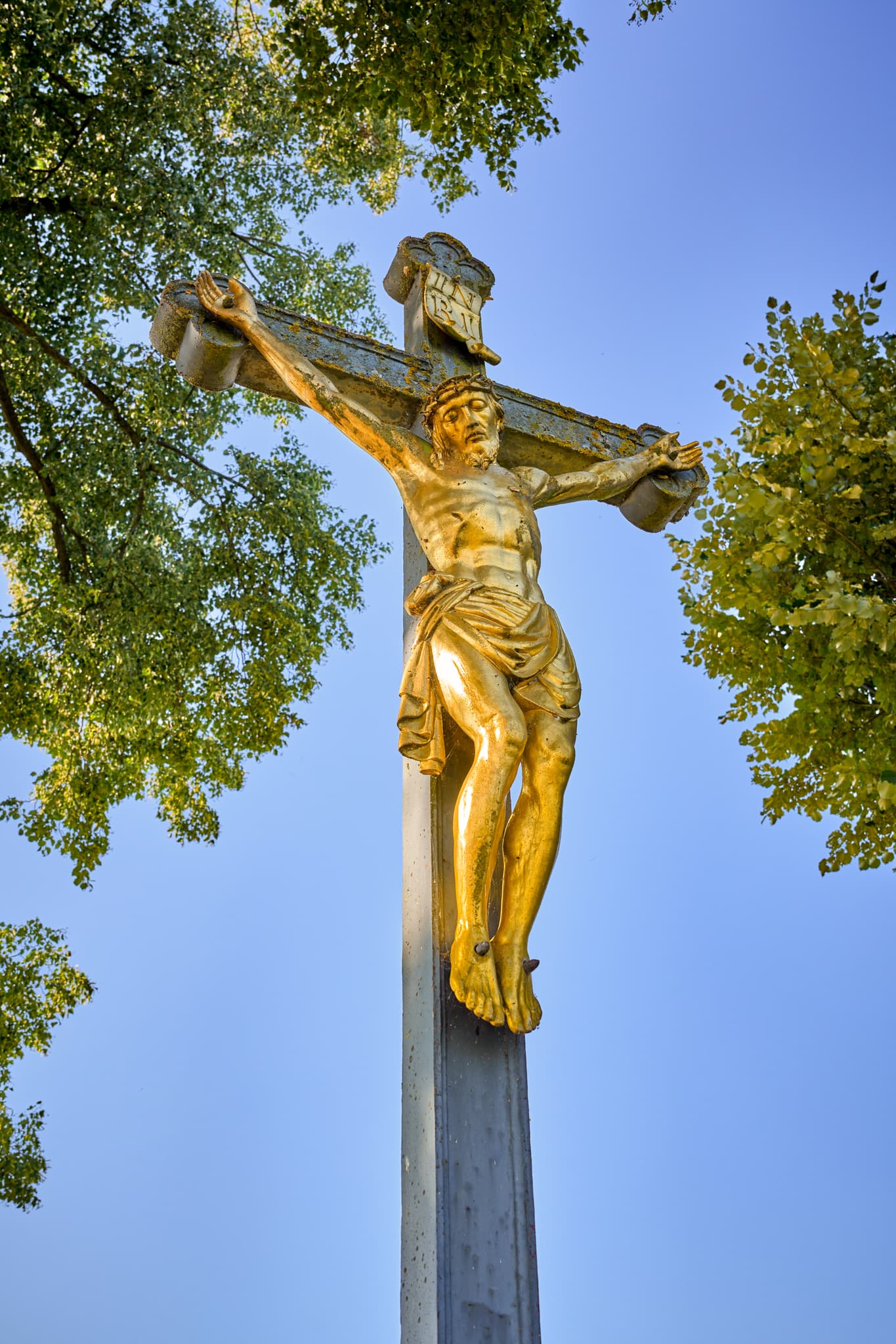 Majestätisches Feldkreuz in Karpfham, Bad Griesbach im Rottal, Niederbayern. Ein beeindruckender Aussichtspunk, Deutschland.