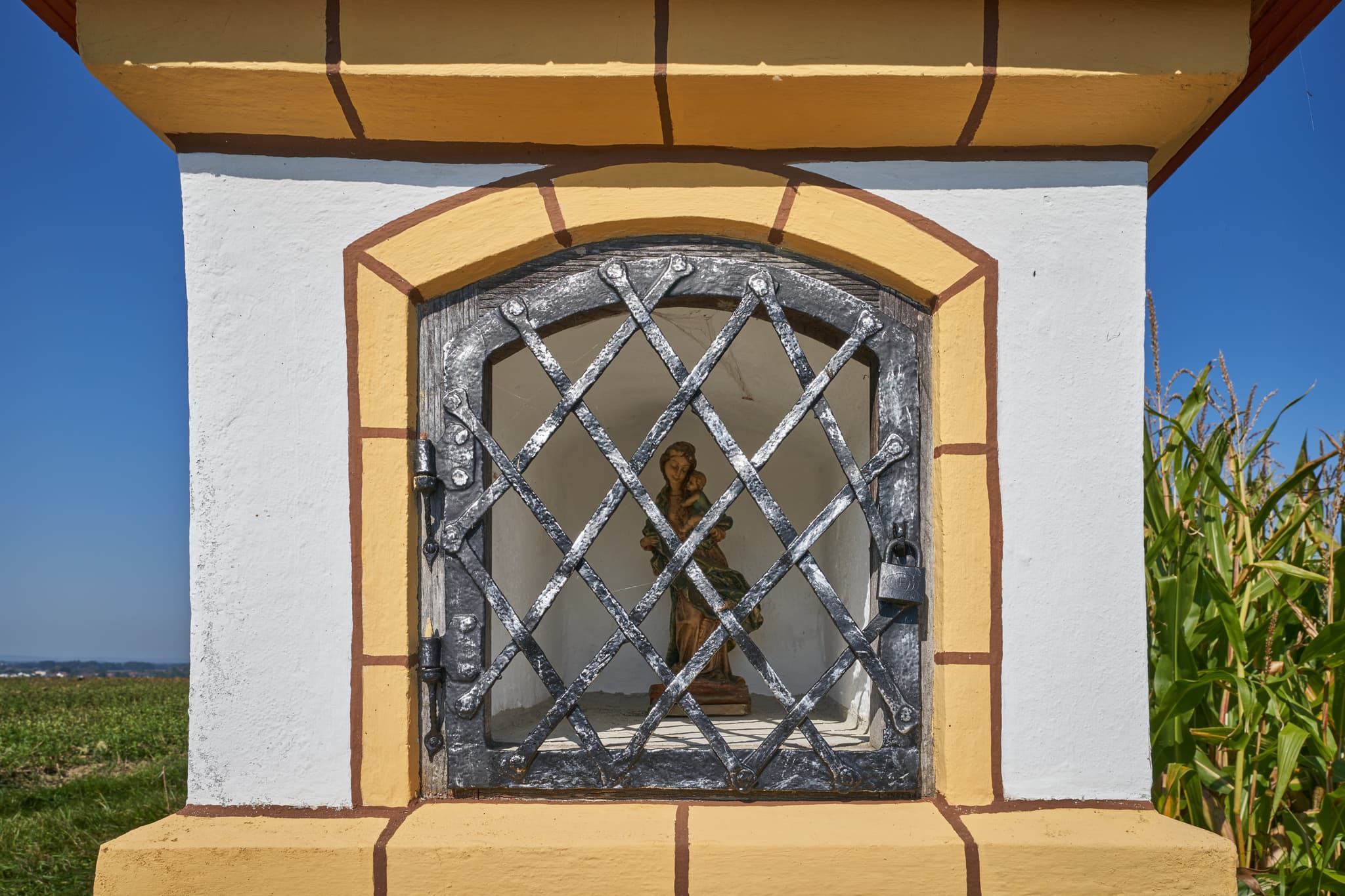 Bildstock am Wegrand, umgeben von Feldern bei Ofner, Oberschroffen, Unterneukirchen, Landkreis Altötting, Oberbayern, Inn-Salzach, Deutschland.